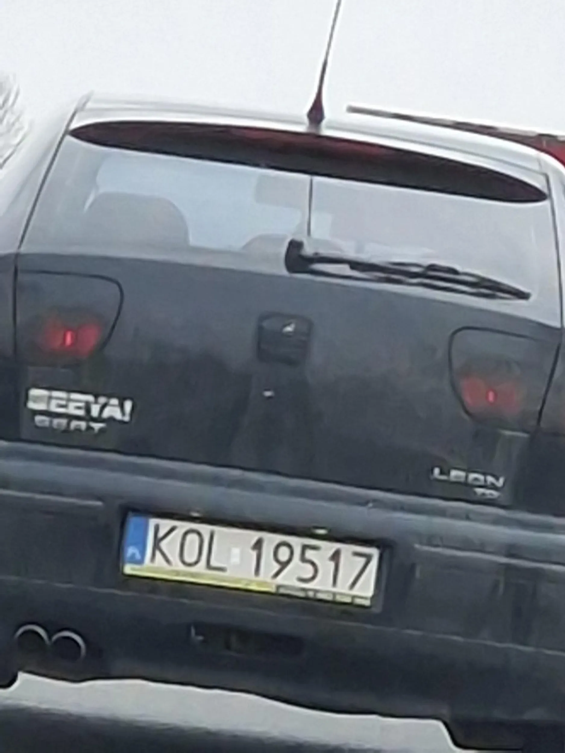 Siedzi każdemu na zderzaku, mruga światłami, wyprzedza na skrzyżowaniu na linii ciągłej bez kierunkowskazów i przekracza prędkości minimum dwukrotnie To wszystko w ciągu jednej minuty. Niestety nagrałem tylko kilka z tych wykroczeń, ale pewnie innym będzie łatwo go nie raz jeszcze złapać na takim zachowaniu bo on nawet nie próbuje nie zabić innych na drodze