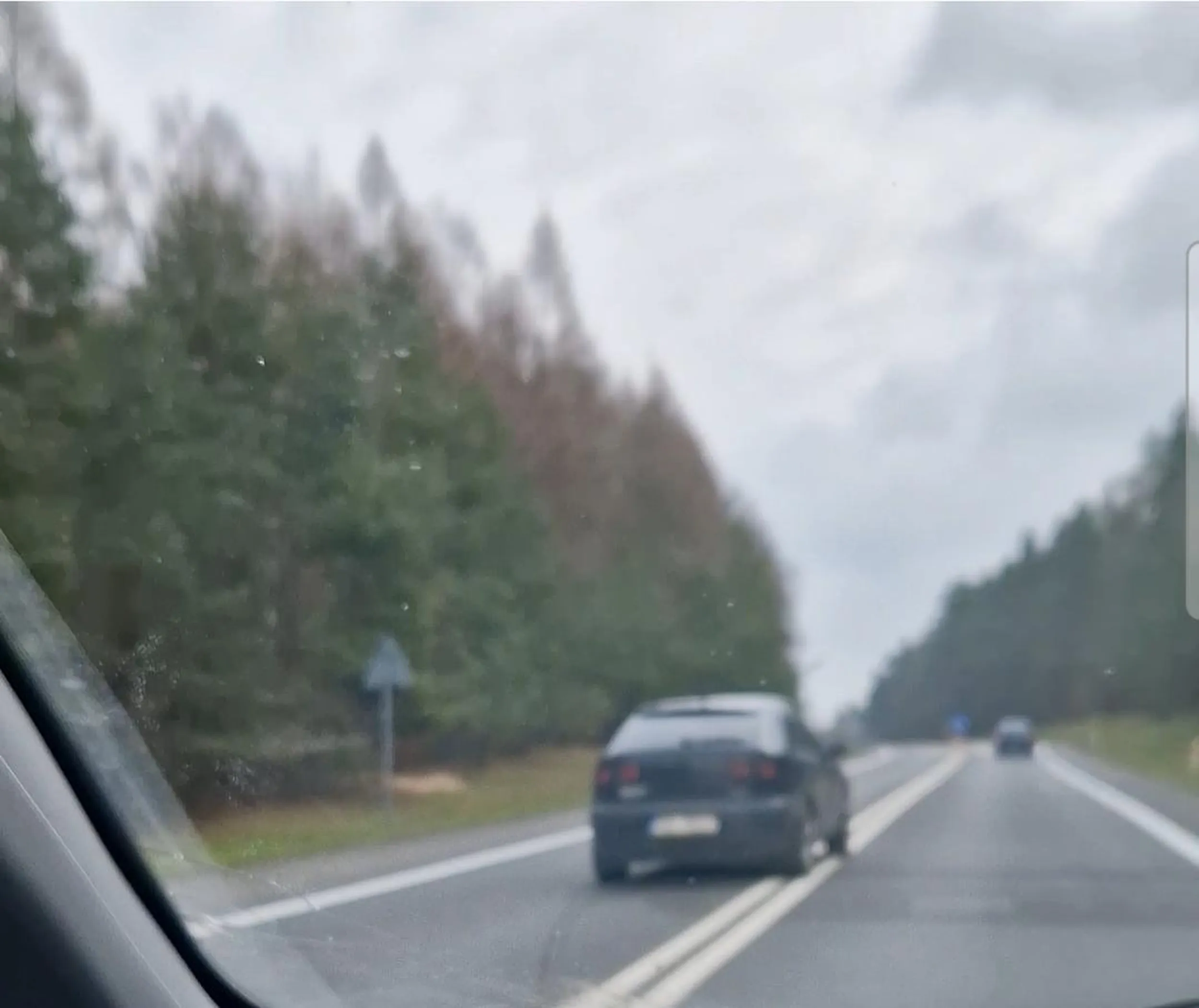 Siedzi każdemu na zderzaku, mruga światłami, wyprzedza na skrzyżowaniu na linii ciągłej bez kierunkowskazów i przekracza prędkości minimum dwukrotnie To wszystko w ciągu jednej minuty. Niestety nagrałem tylko kilka z tych wykroczeń, ale pewnie innym będzie łatwo go nie raz jeszcze złapać na takim zachowaniu bo on nawet nie próbuje nie zabić innych na drodze