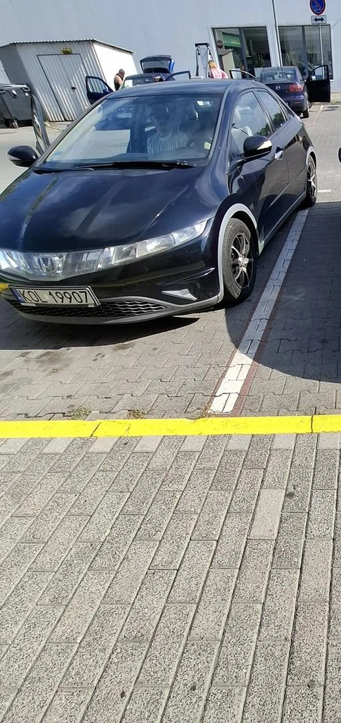 Zalecam uważać na tych osobników, obili mi auto (był nie duży ślad bo folia zdarta i trochę lakieru) aczkolwiek bardzo nie mili i parkować ich chyba nie nauczono.