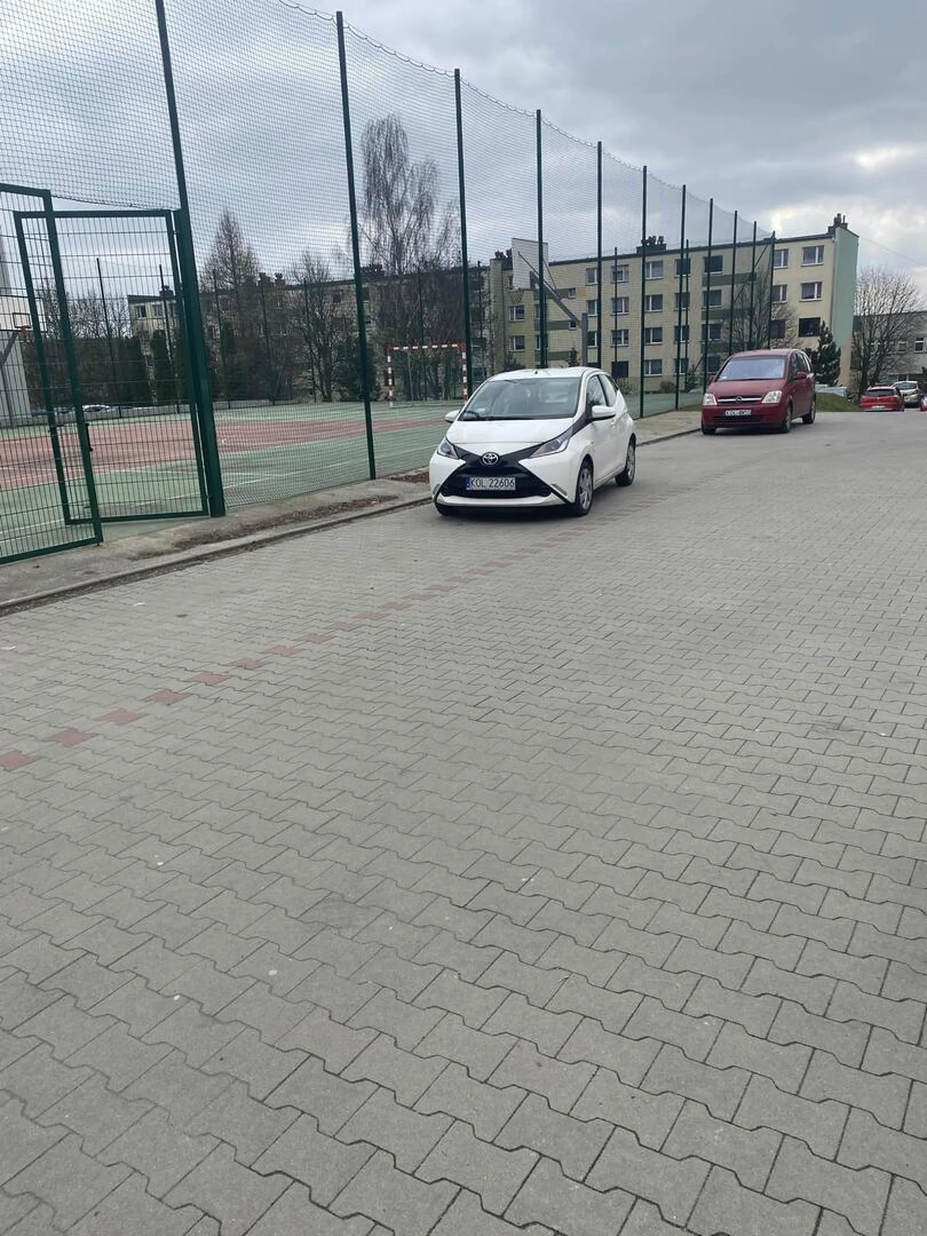 Parówa nie umie stanąć prosto, myśli że jest pępkiem świata ponad prawem oraz ma prawo jazdy z paczki cipsów