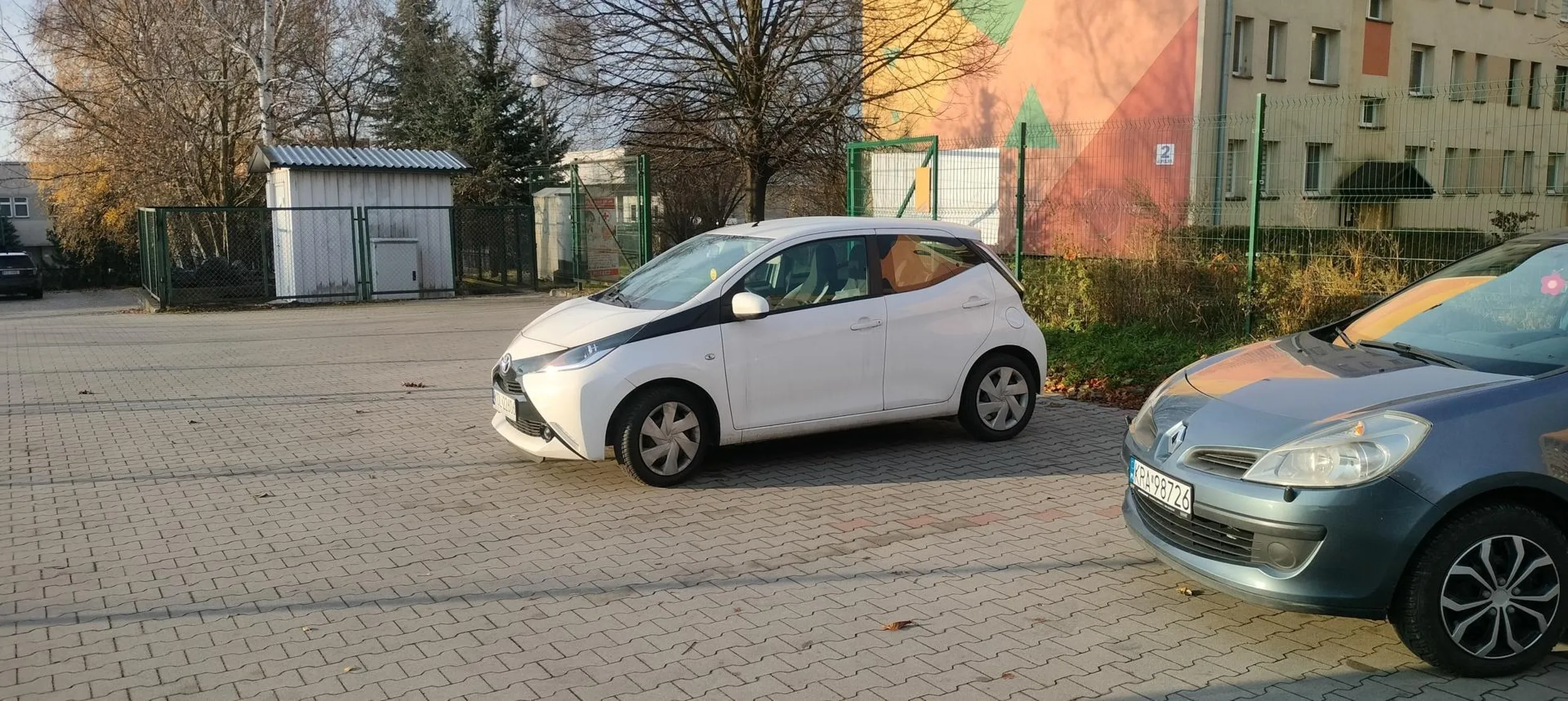 Legenda poprawnego parkowania powraca w wielkim stylu parkując po środku linii zajmując najmniejszym samochodem dwa miejsca parkingowe.