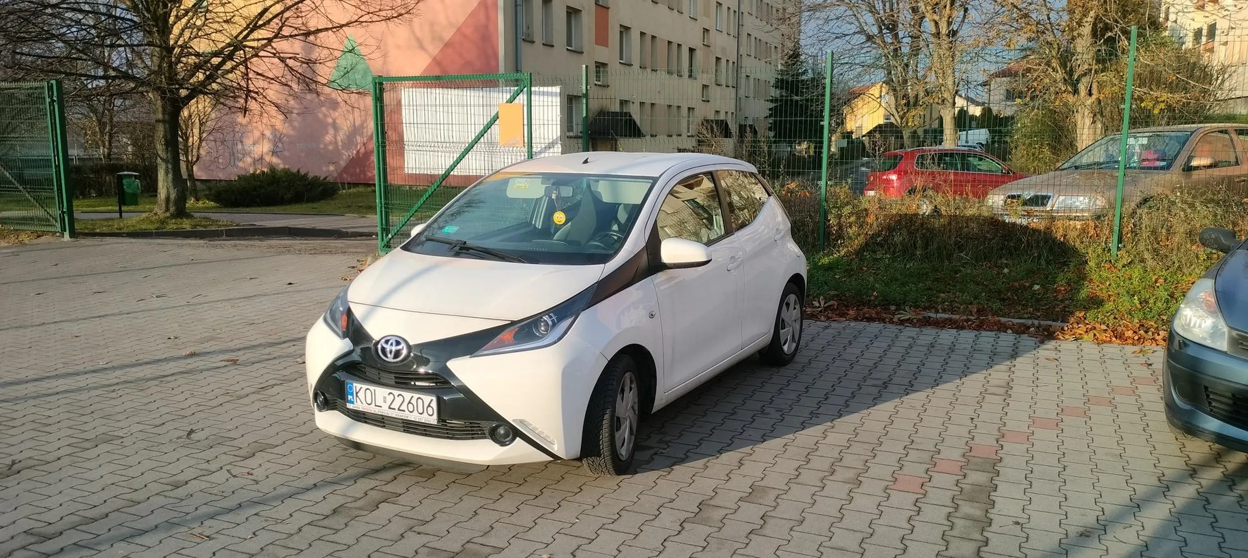 Legenda poprawnego parkowania powraca w wielkim stylu parkując po środku linii zajmując najmniejszym samochodem dwa miejsca parkingowe.