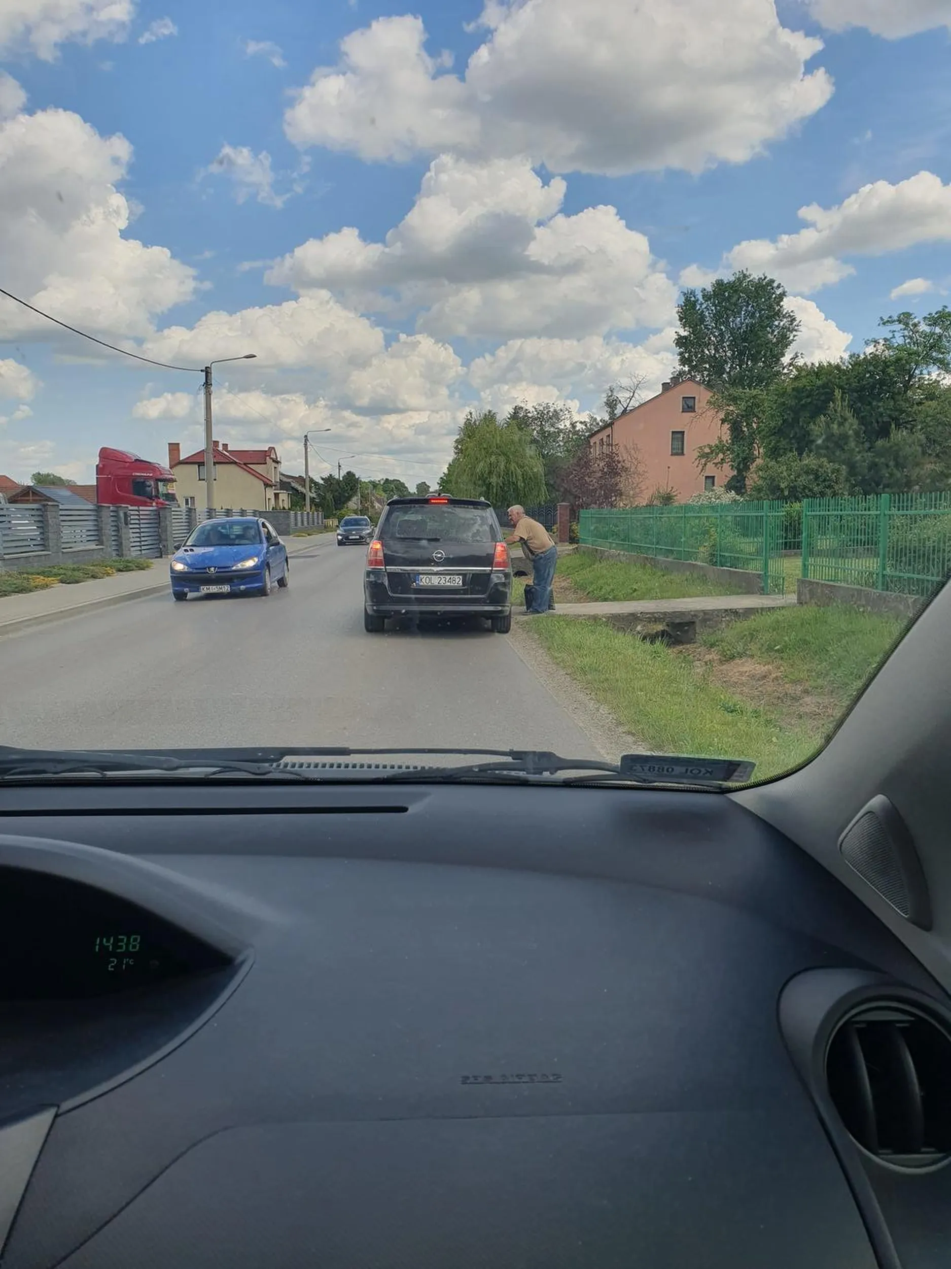 Stoi gada i utrudnia ruch, a 3m dalej zjazd na posesję...