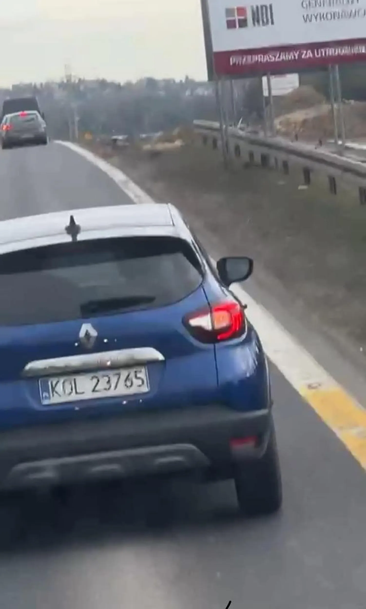 Uwaga na tą Kobietę która jeździ Renault Captur i próbuje wyłudzić odszkodowanie za zbita szybę, że niby kamień wypadł z naszego samochodu!