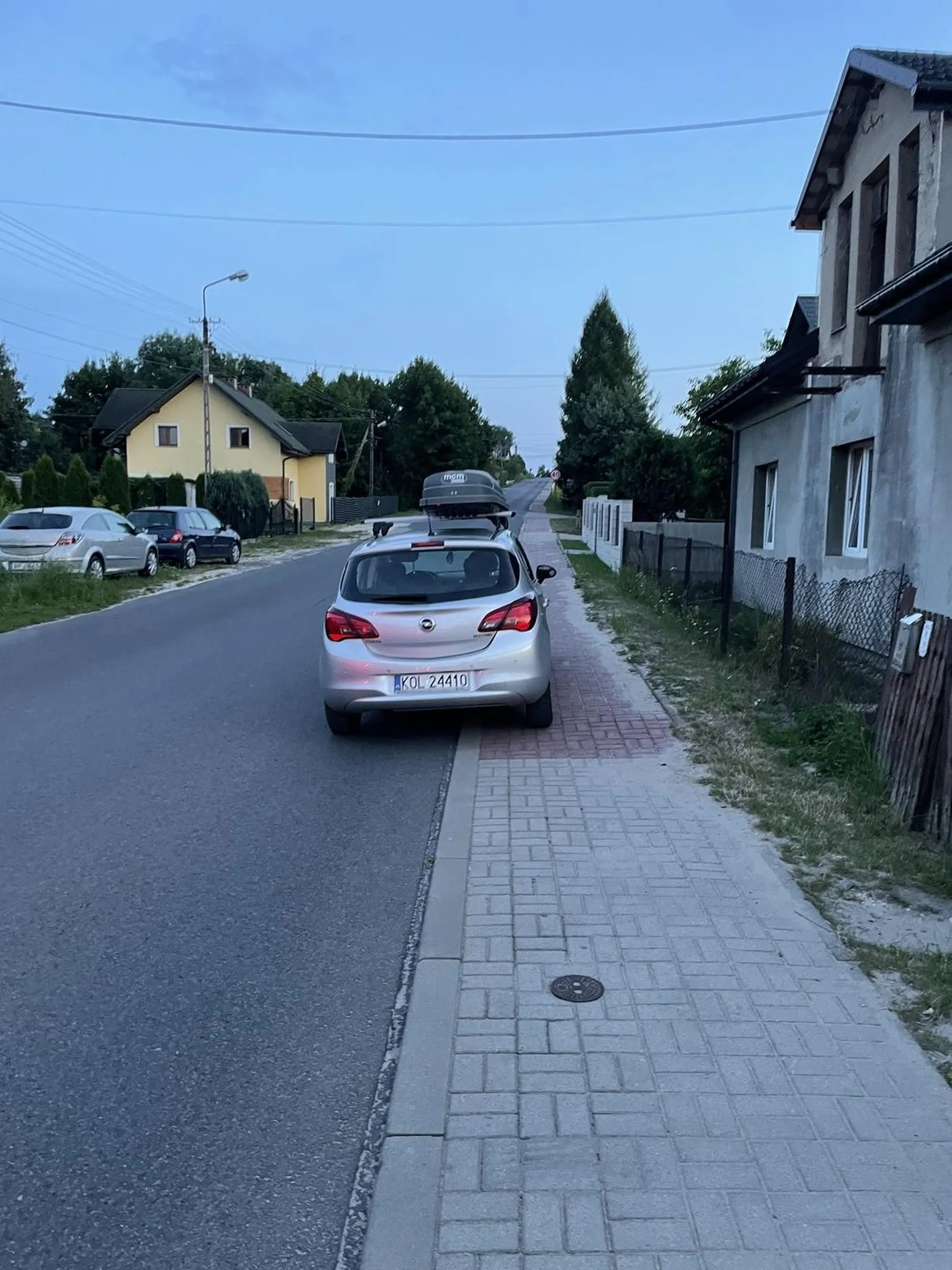 Stanie jak krowa. Ani wózkiem przejechać ani rowerem.