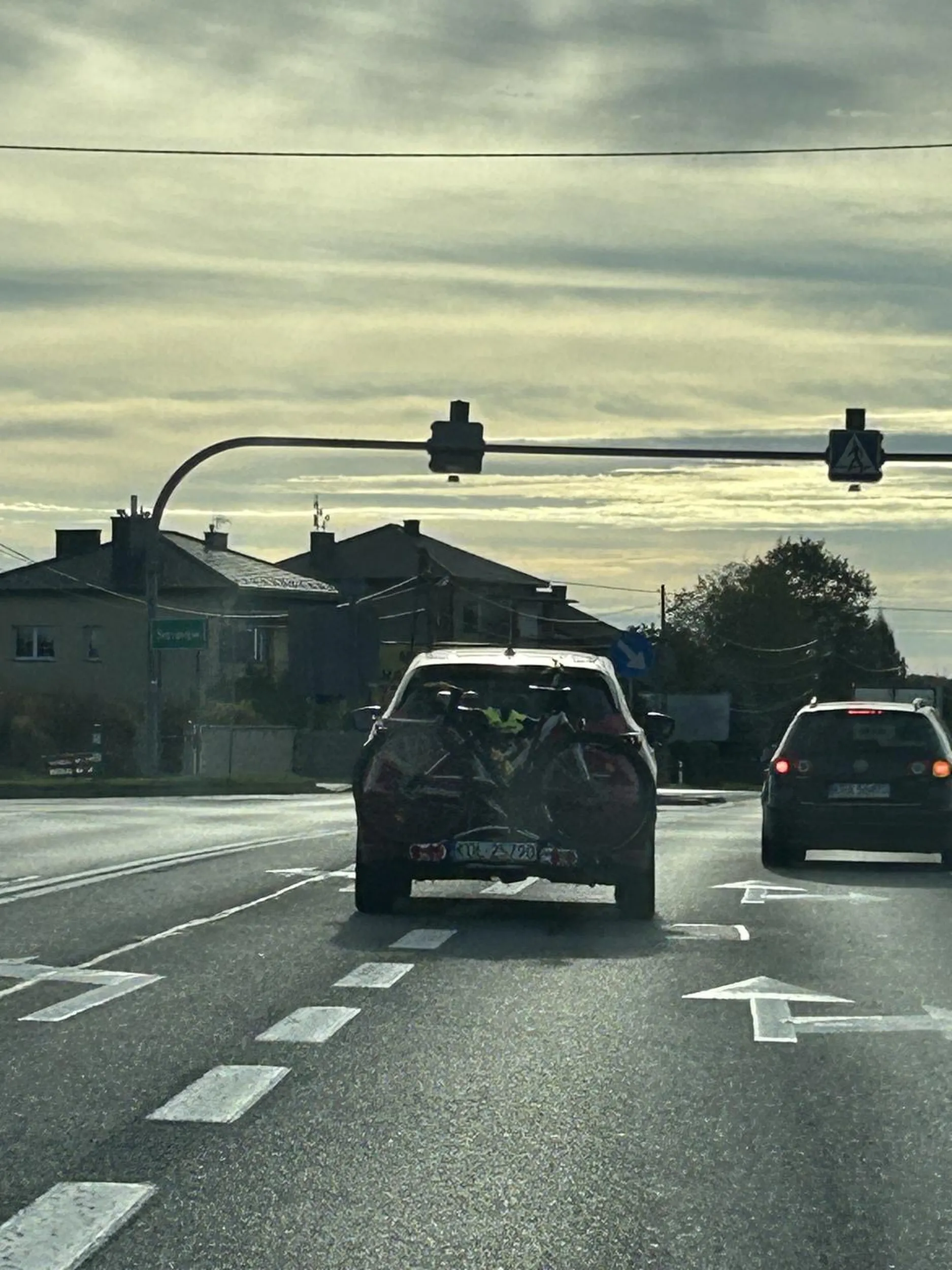 Następnym razem, zanim przykleisz się komuś na zderzak, naucz się używać kierunkowskazów, bo na razie tylko utrudniasz życie na drodze!