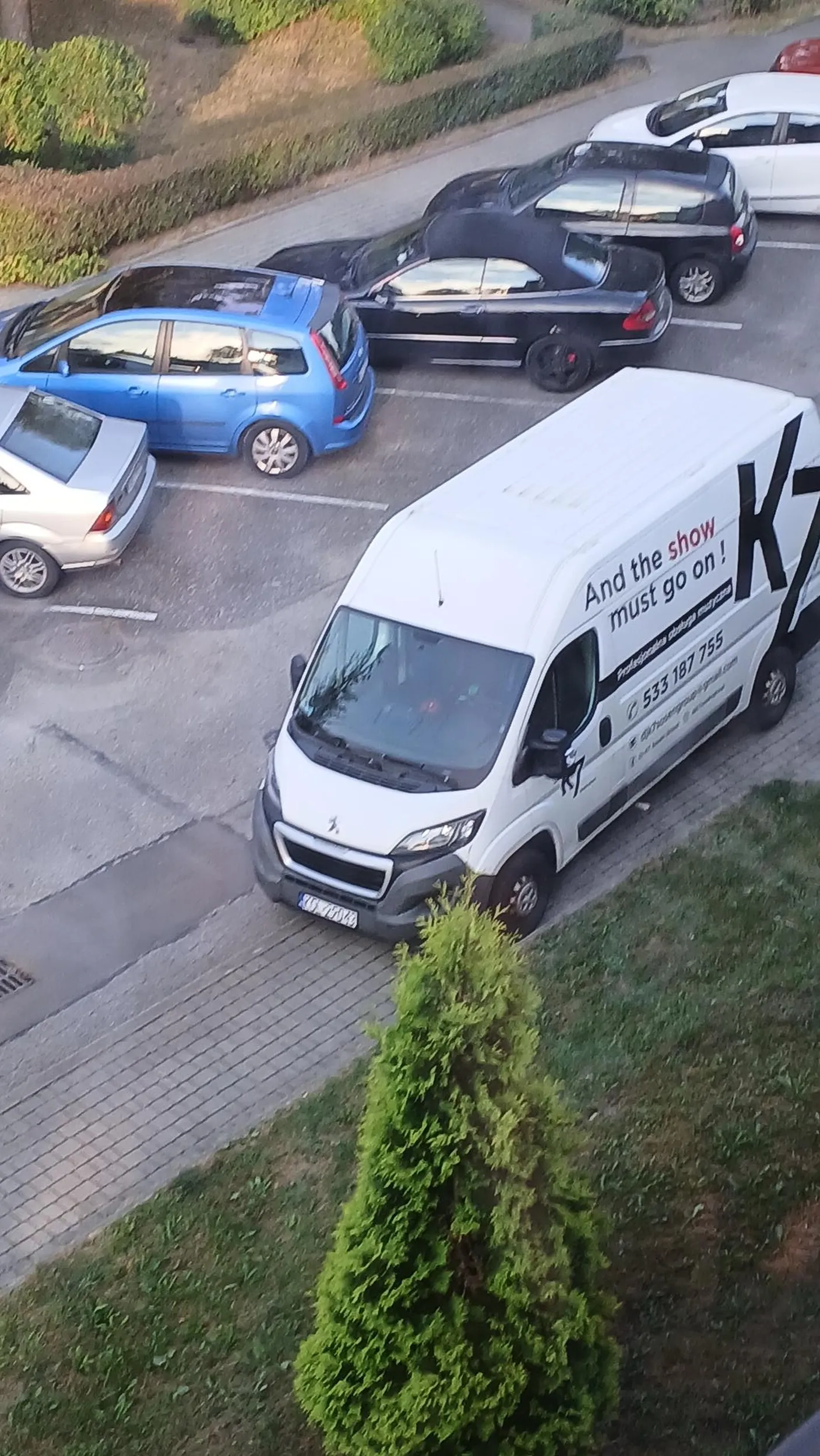 Gościu przepisy ma gdzieś. Parkuje jak mu się podoba.