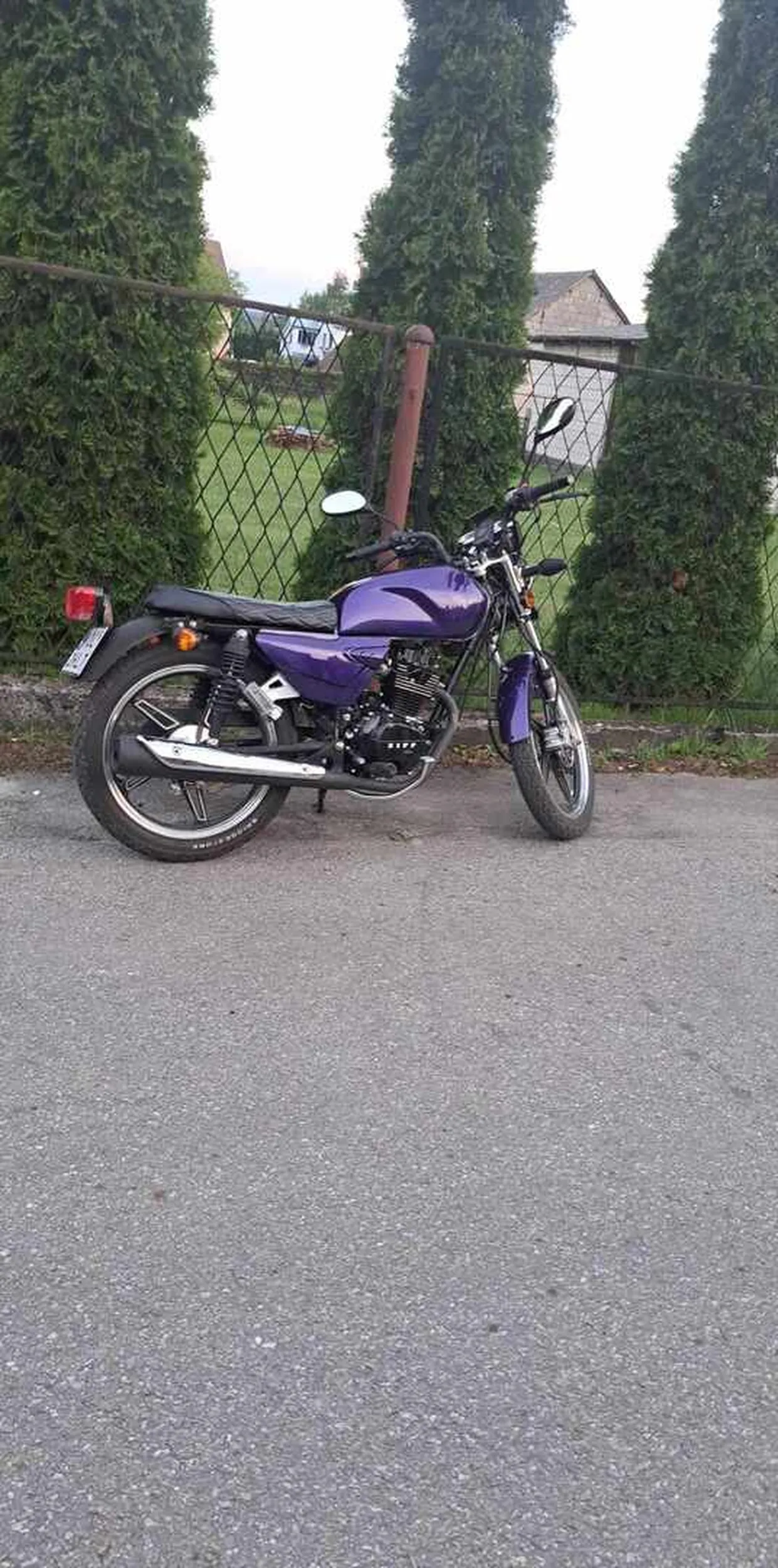 jezdzi beznadziejnie, porywa kobiety, kusi dziewczyny motorem, specjalnie go przemalowuje, jezdzi w 2 osoby jak można w tylko jedna, kierujący pochodzi z Zawady