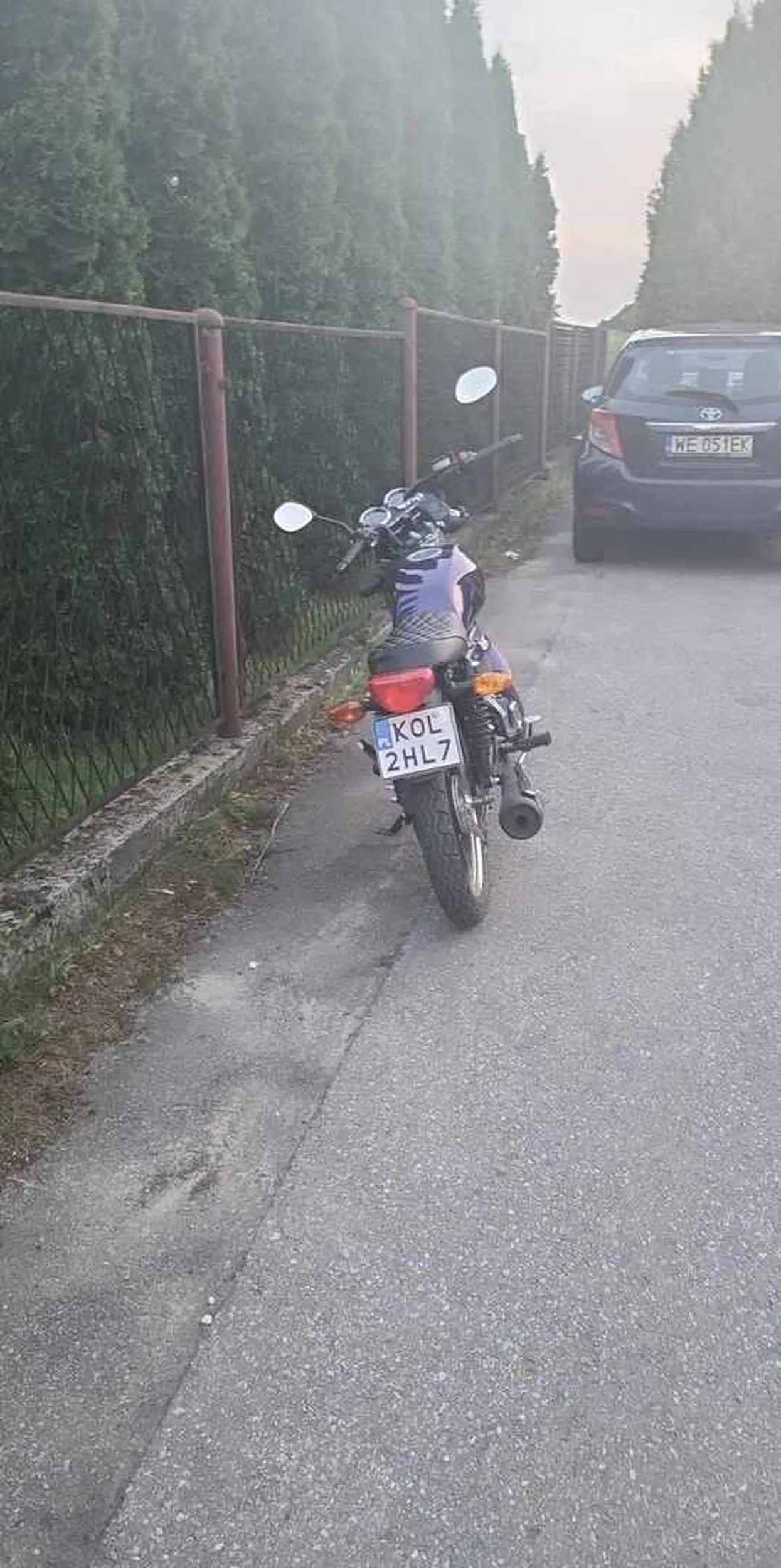 jezdzi beznadziejnie, porywa kobiety, kusi dziewczyny motorem, specjalnie go przemalowuje, jezdzi w 2 osoby jak można w tylko jedna, kierujący pochodzi z Zawady