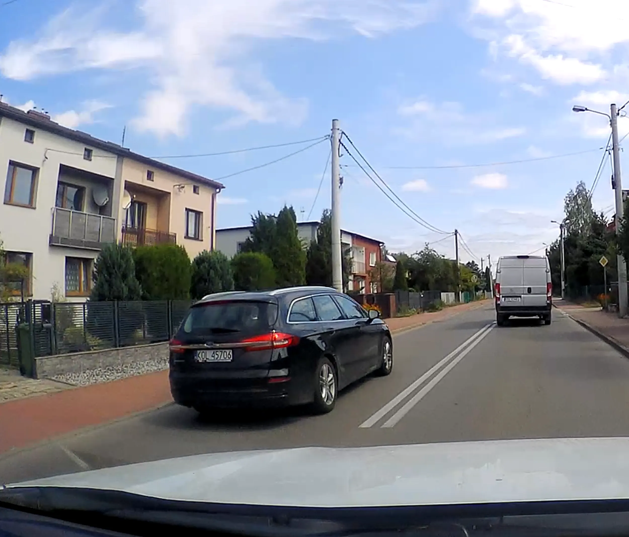 KOL 45706 czarny Ford Mondeo (mk.V). Wyprzedzanie na "trzeciego" w Bukownie, trzech pojazdów i zmuszenie czwartego na przeciwległym pasie do ostrego hamowania. Człowieku oddaj prawo jazdy i przeproś matkę.
