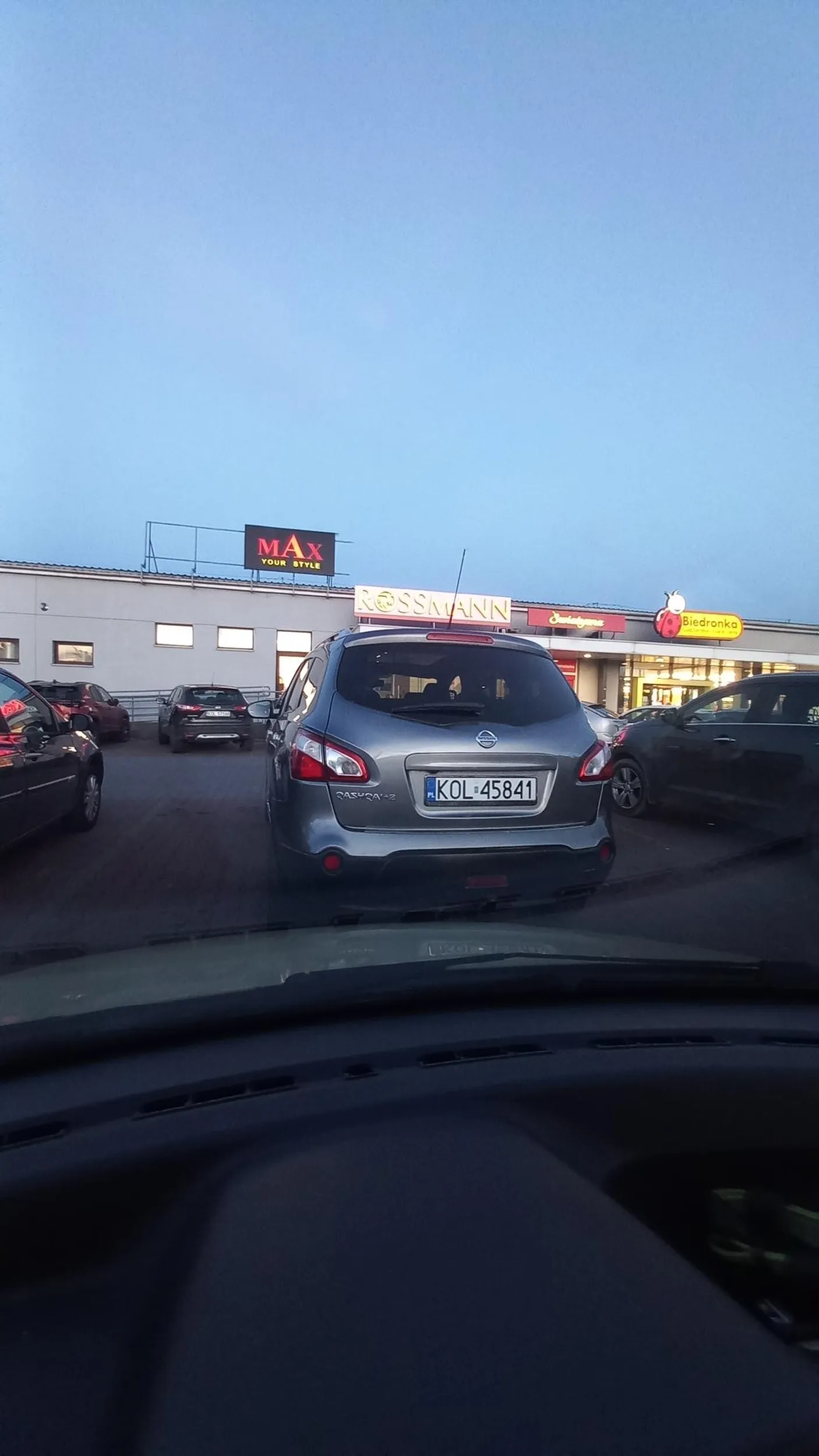 Pani wspaniale zaparkowała na dwóch miejscach a po zwróceniu uwagi wyskakuje z problemem