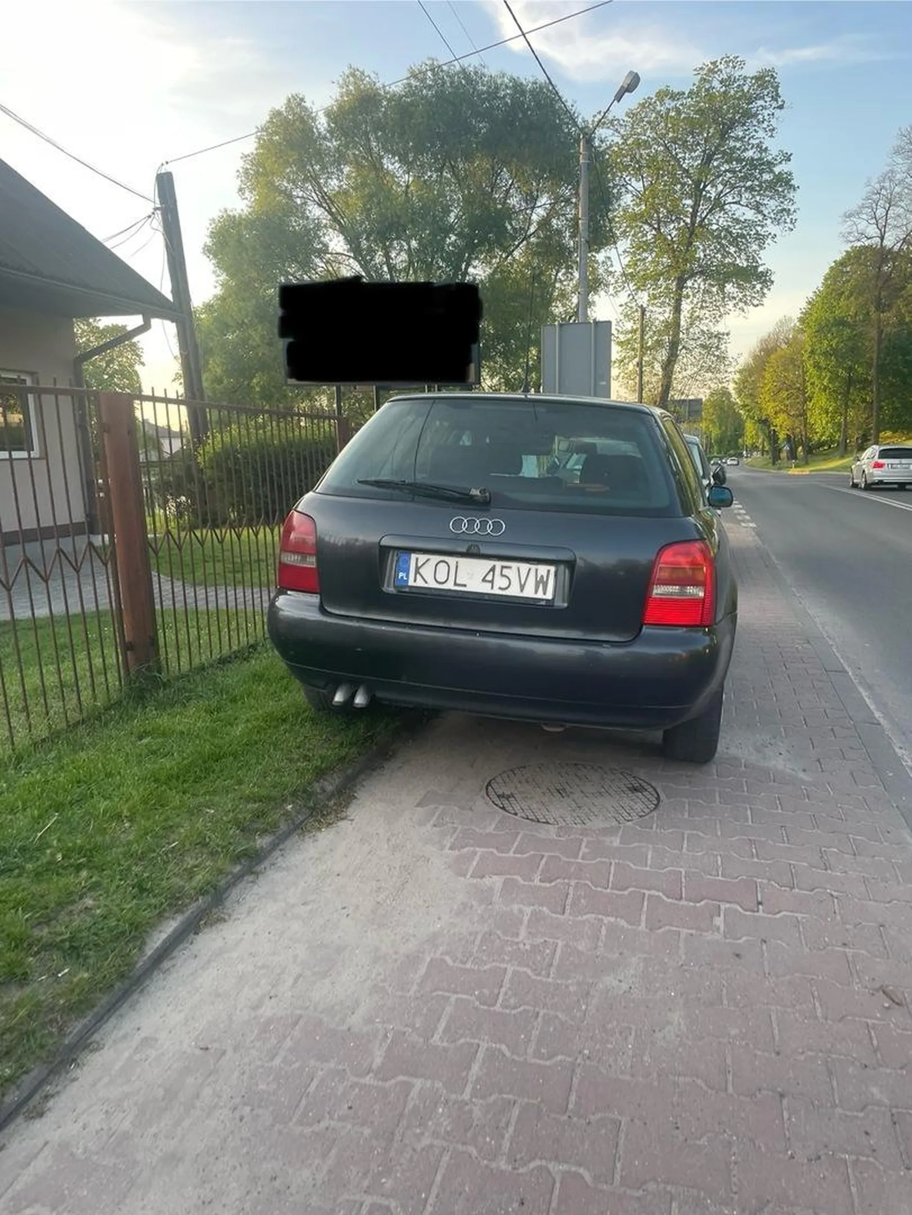 Kierowca nie umie parkować i staje na chodniku