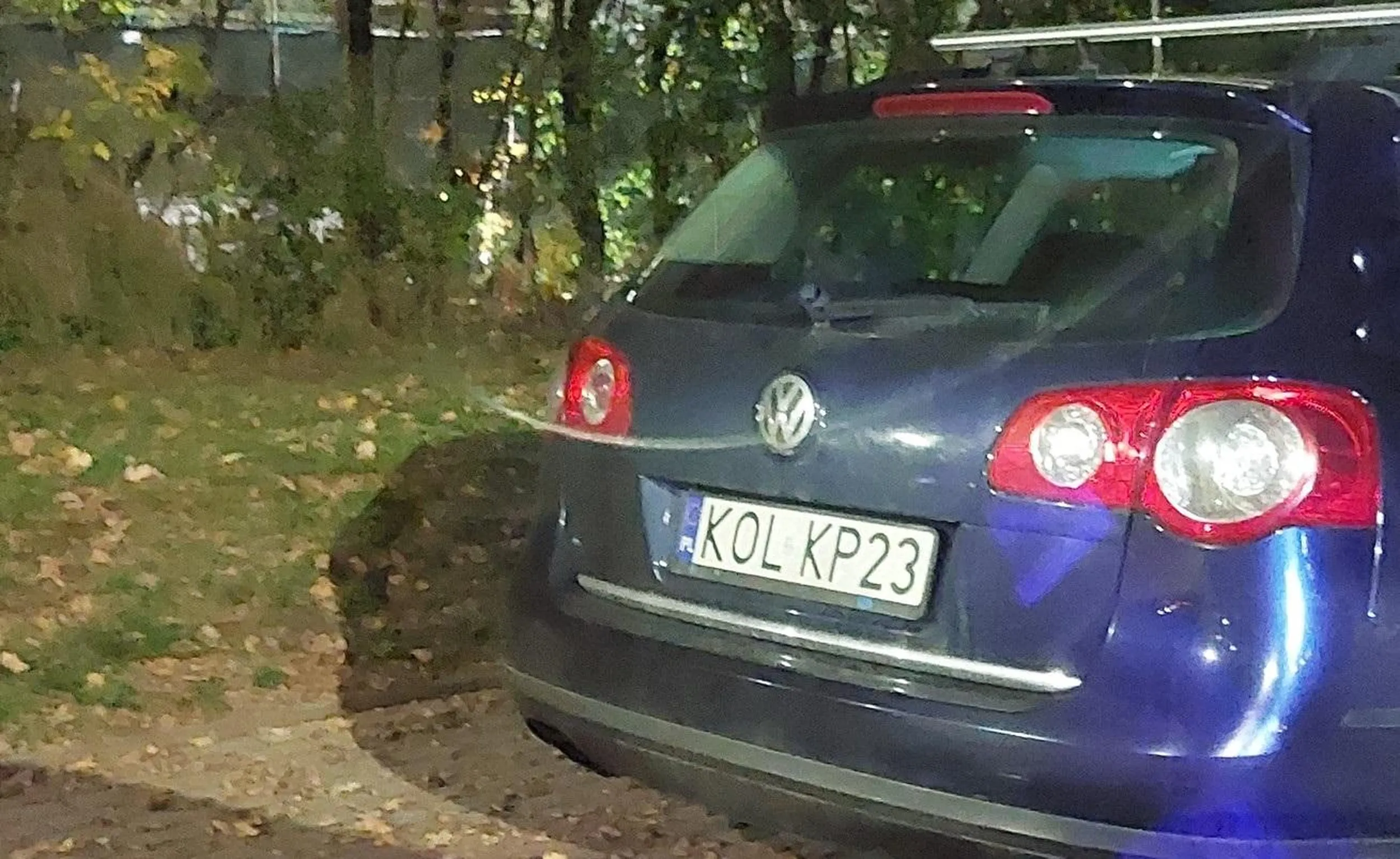 Baran parkuje na chodniku, do tego wystaje na ulice tak, że zwęża ją do jednego pasa ruchu, a na to wszystko parkuje bezpośrednio przy skrzyżowaniu. Żeby wyjechać z osiedla trzeba wjechać pod prąd prosto na niespodziewające się tego samochody skręcające w uliczkę.