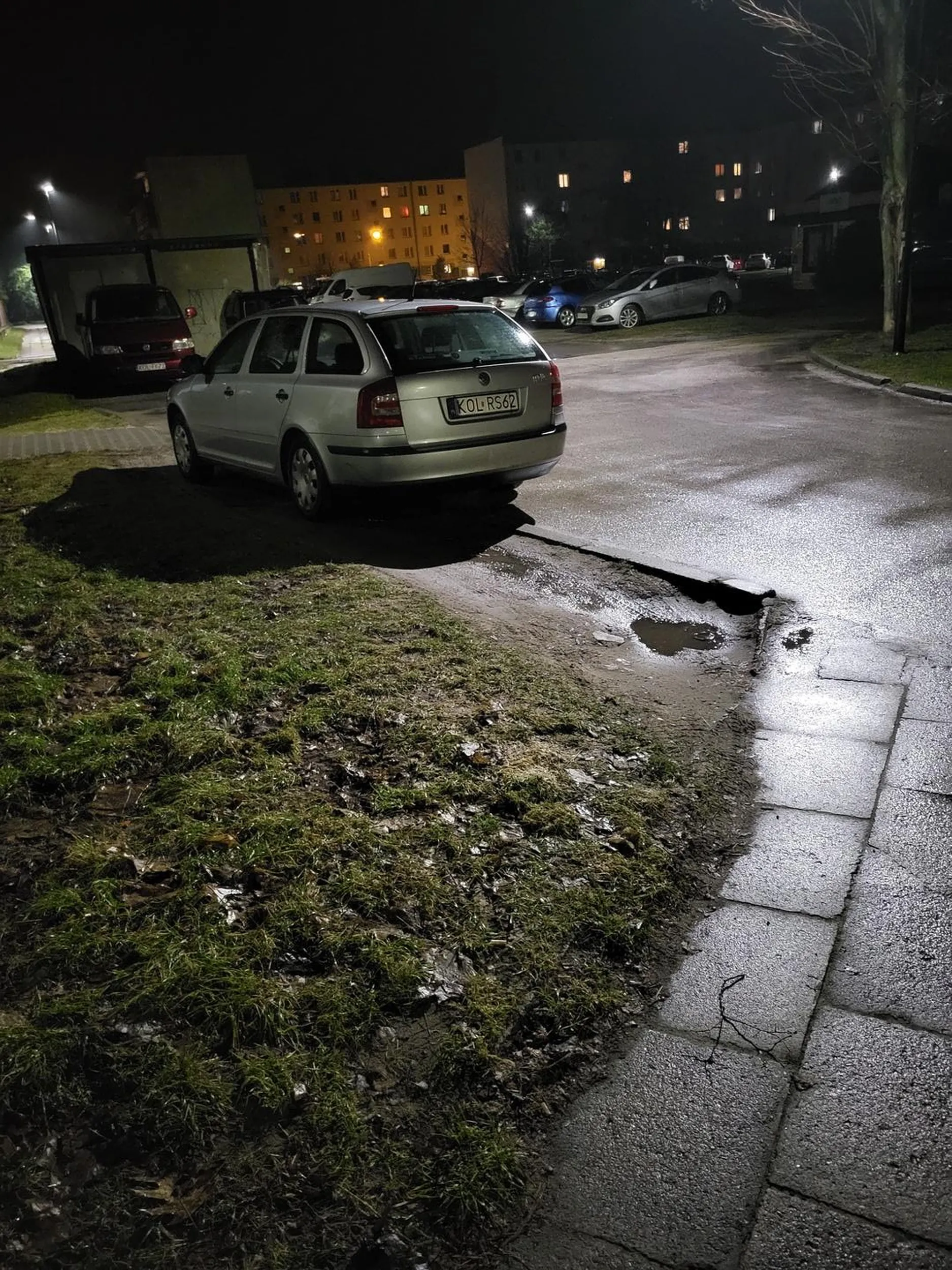 Staranował mnie na chodniku jak by to była droga publiczna i jeździ po trawniku pod blokiem. I na koniec wypakowują zakupy z auta. H&j bezczelny