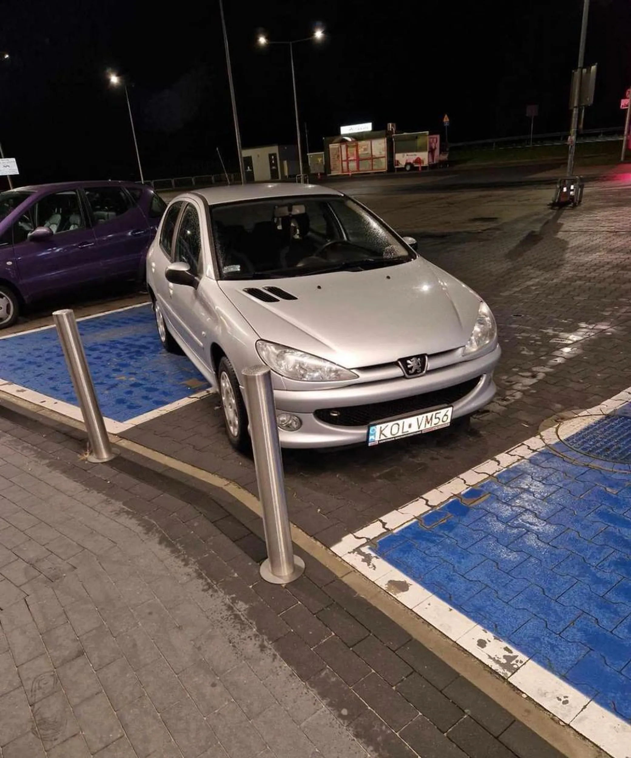 Tępy dziad , stanol na miejscach do parkowania w Myślenicach pod stacją na Galeri do Osieczan (grupa Myślenicka)