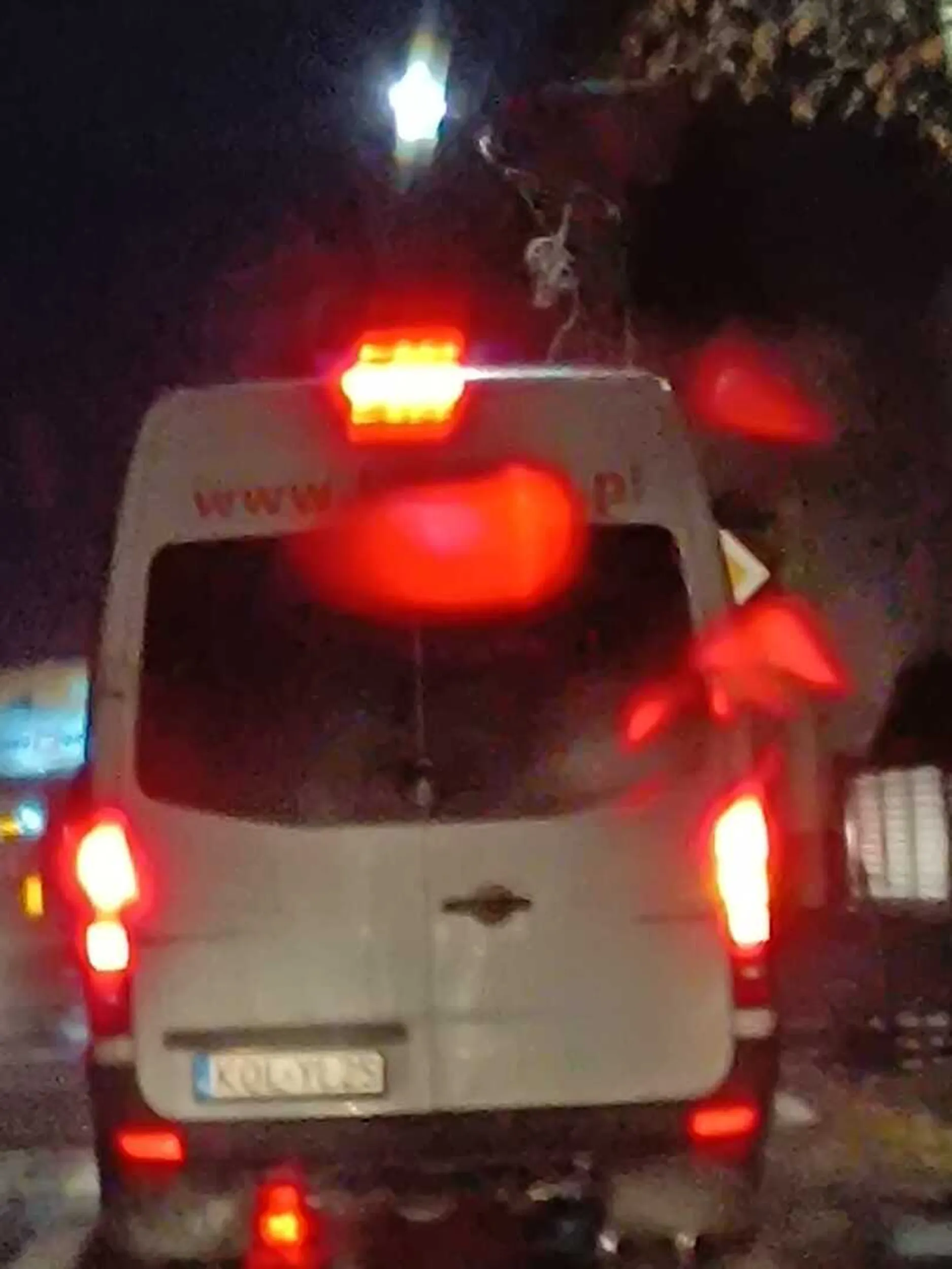 Olkuski kikbus przewożący pasażerów nie zatrzymuje się na STOP narażając życie innych uczestników ruchu.