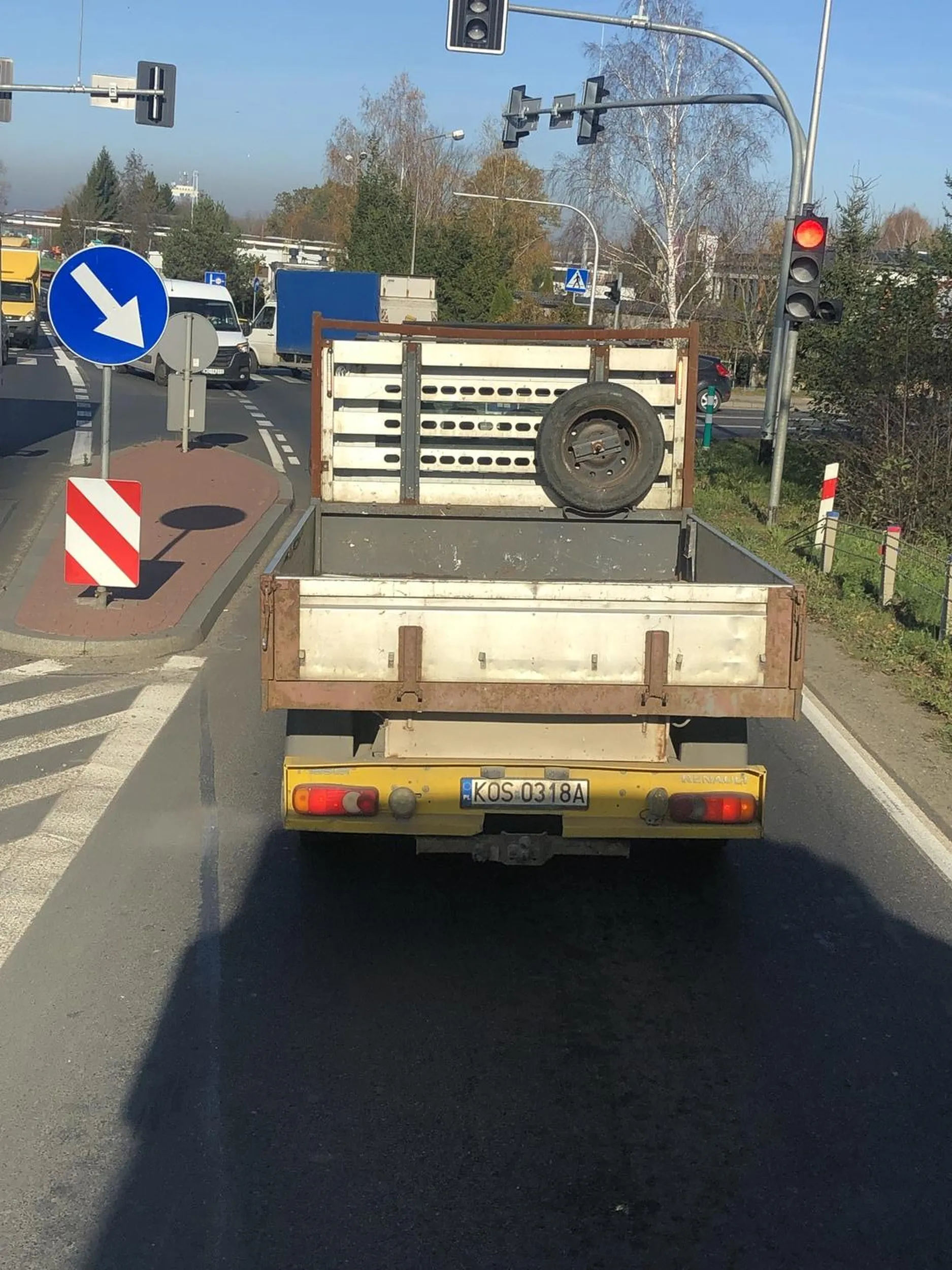 Gosciu z tego pojazdu wywala dymiace pety na ulice