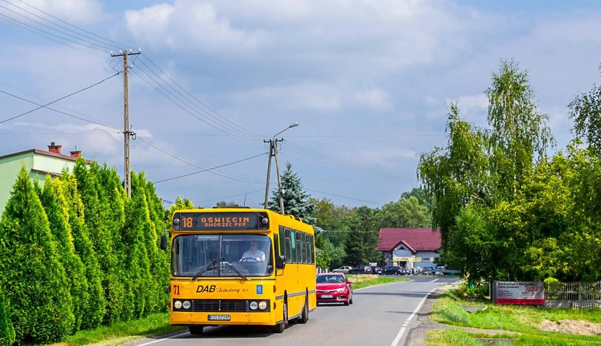 Kierowca jeździ jak by jeździł na wyścigi hamuje na max nie liczy się z tym że są pasażerowi rozmawia przez telefon podczas jazdy jeździ z otwartymi drzwiami i ma to gdzieś nie polecam