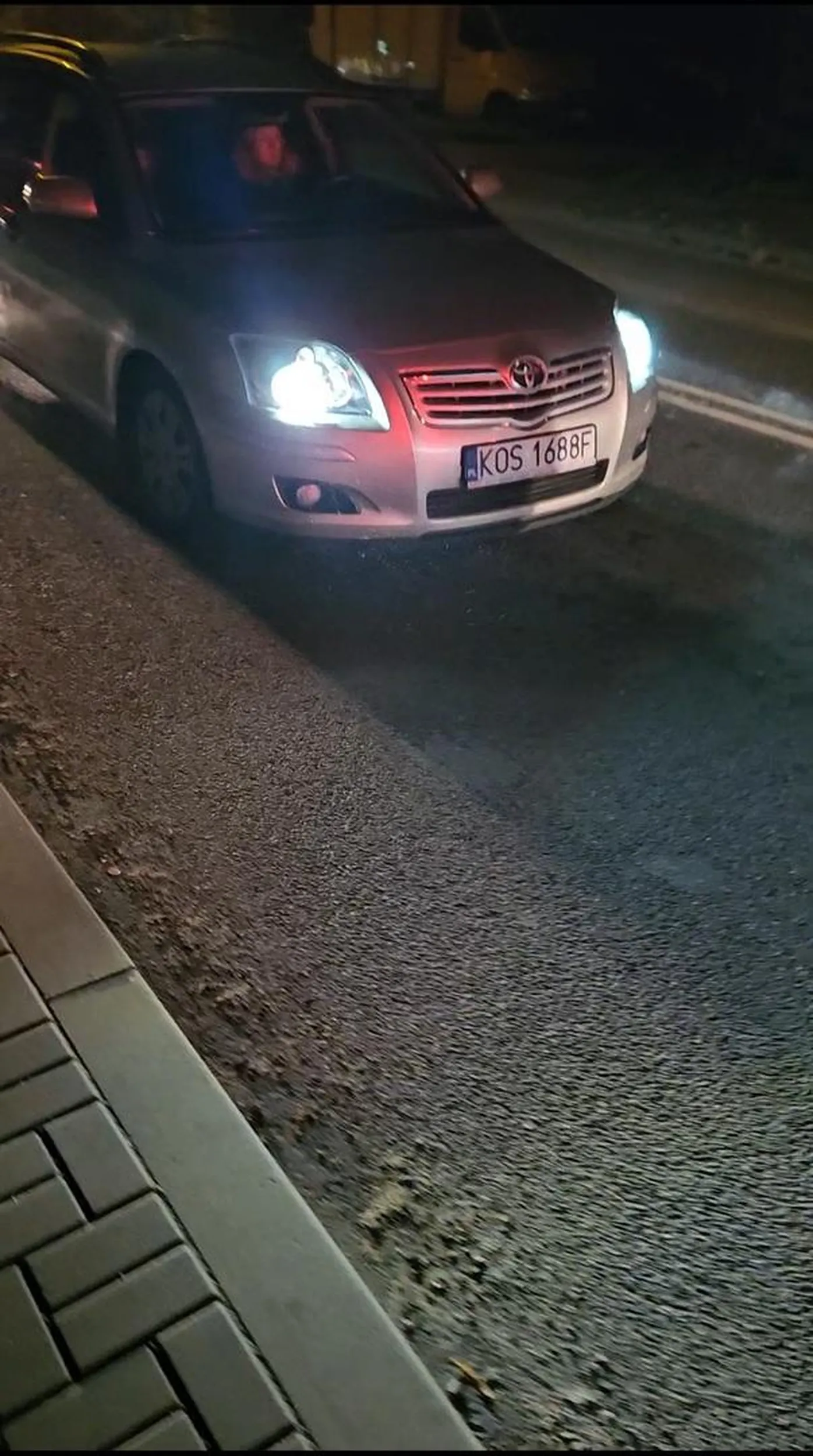 Tępa krowa jedzie z synem pisząc na Messengerze podczas jazdy.