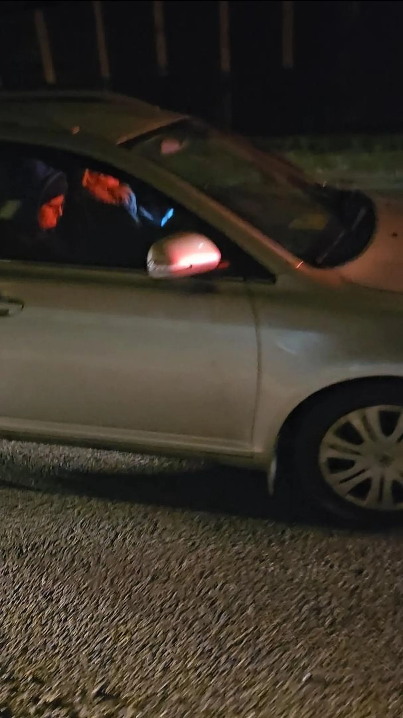 Tępa krowa jedzie z synem pisząc na Messengerze podczas jazdy.