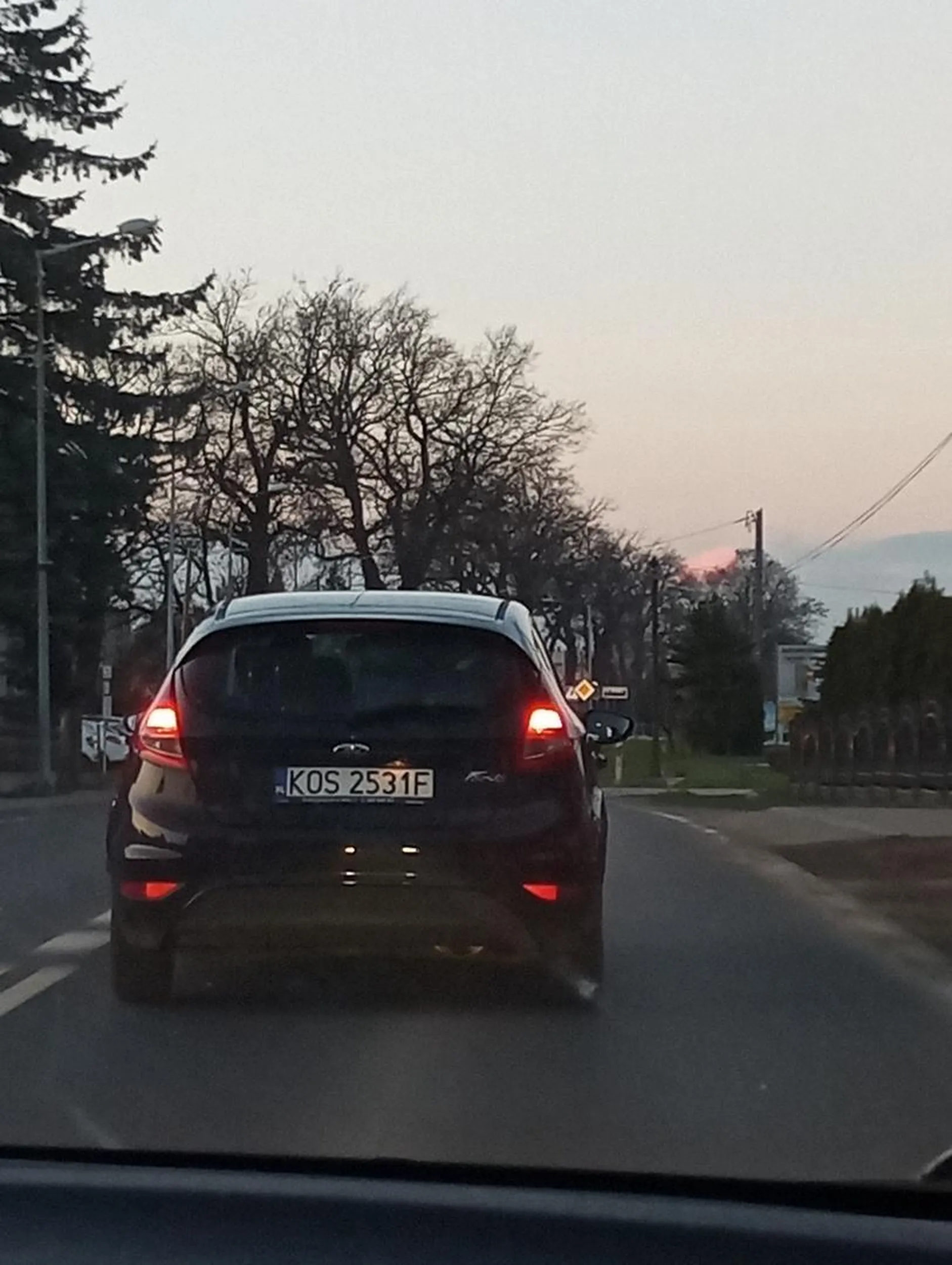 Staraj się nie jechać 34km/h w oznakowaniu 50 w dodatku jedź prosto tą swoją Familiada w fordzie idoto