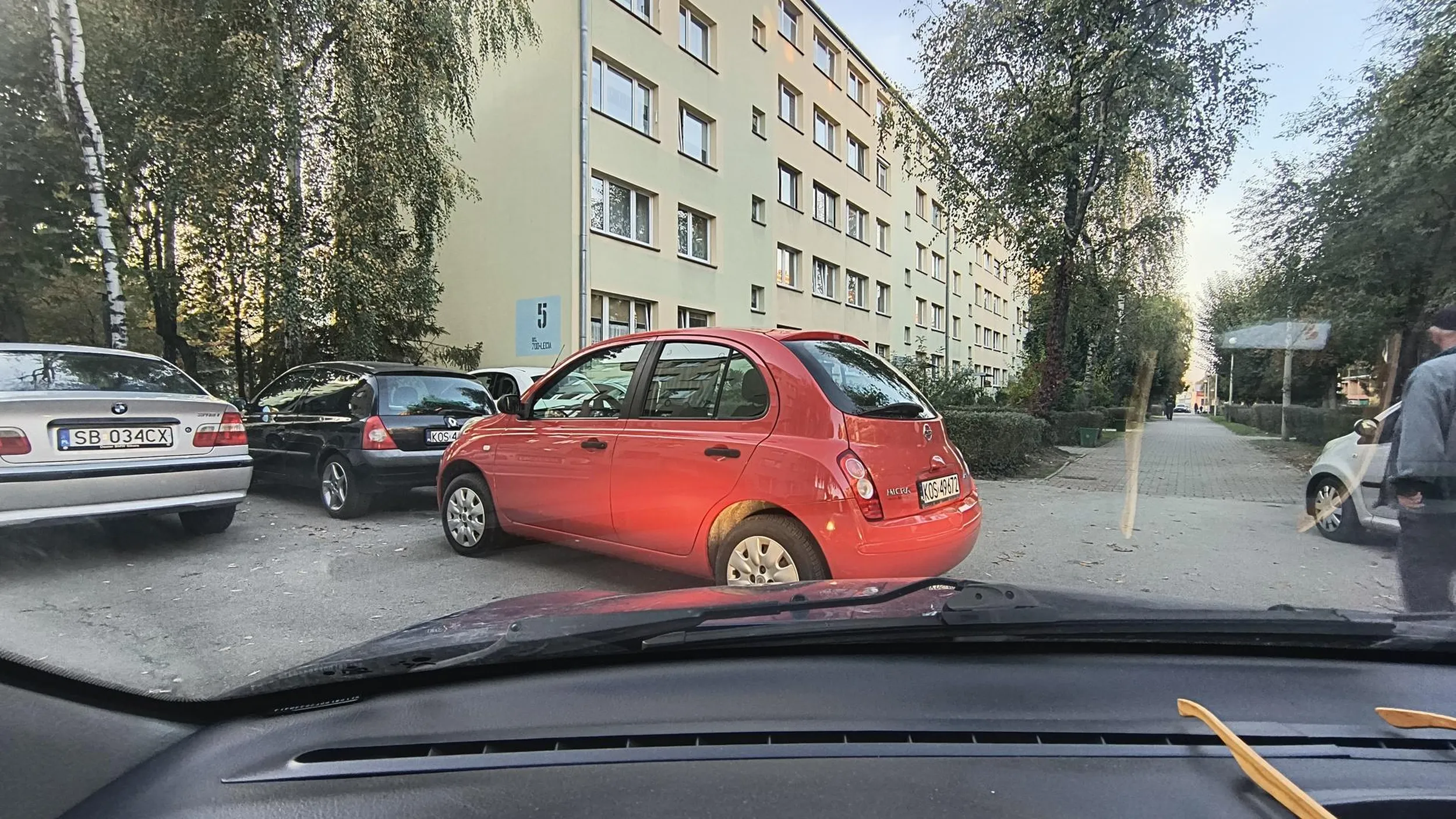 Stajesz jak cipa pod tym blokiem, sąsiad z bloku ?