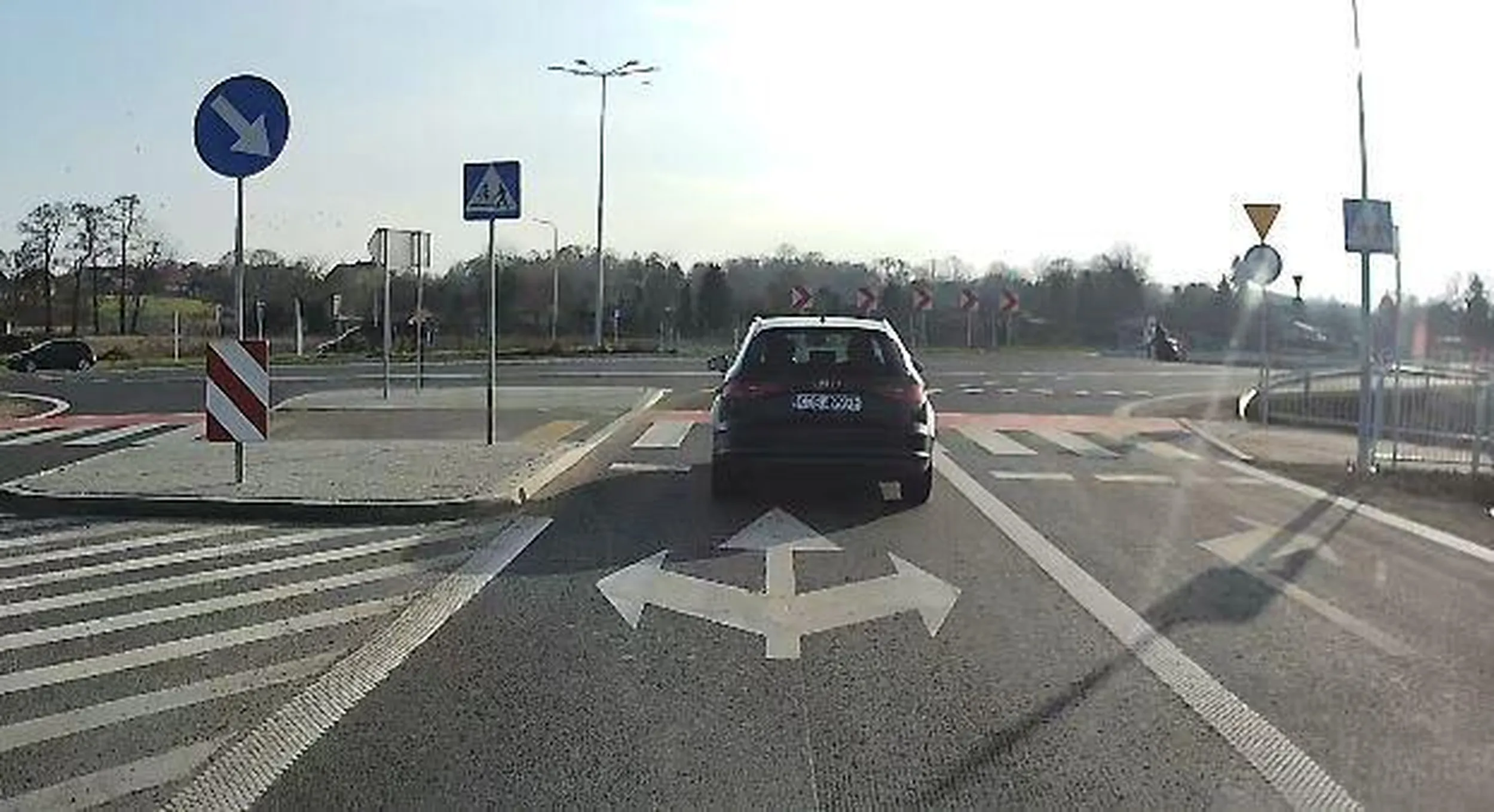 mało brakowało ! Proponuję nie pakować się pod jadące auto przez linię bardzo ciągłą