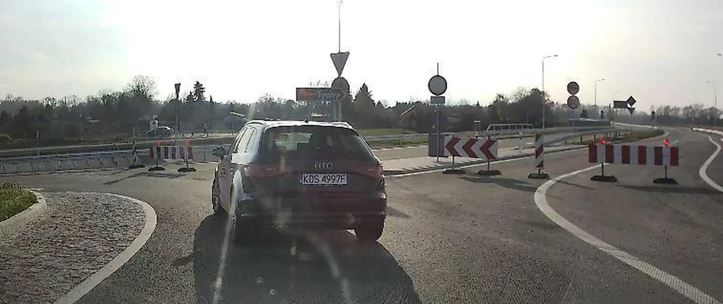 mało brakowało ! Proponuję nie pakować się pod jadące auto przez linię bardzo ciągłą