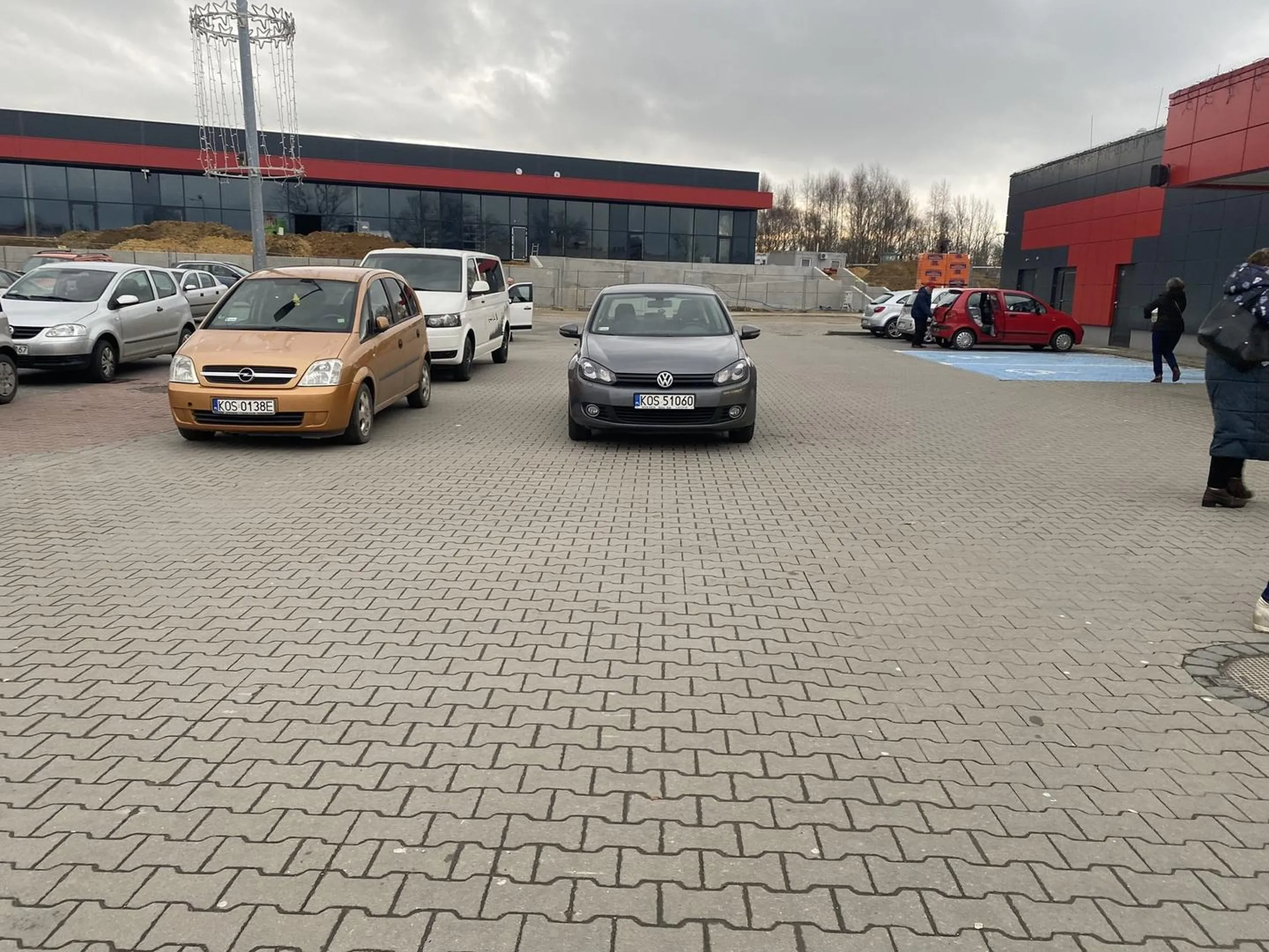 3/4 miejsc na parkingu wolne, niektórzy powinni po prostu oddać plastik.