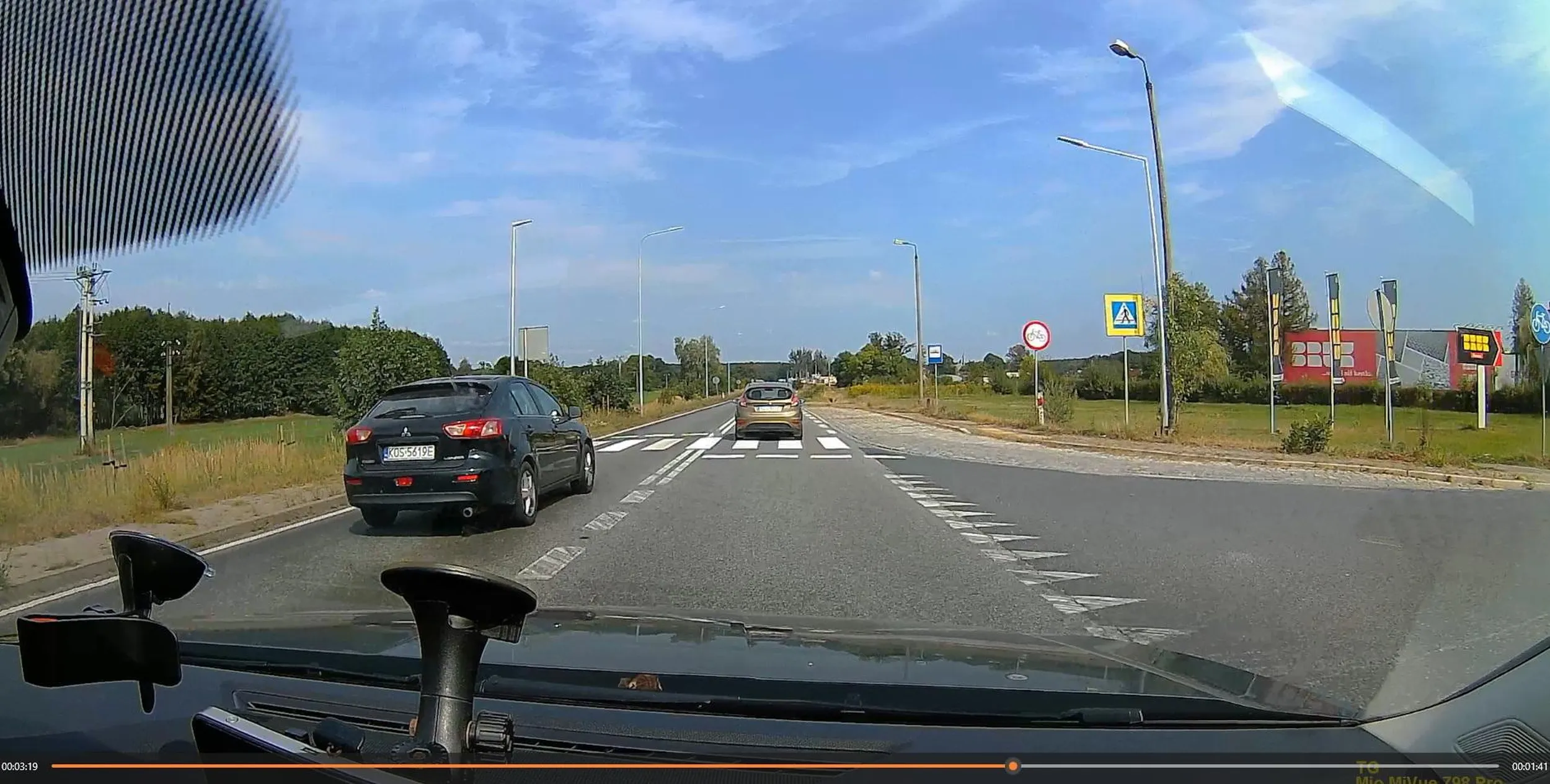 Linia podówjnie ciągła, wyprzedzanie na skrzyżowaniu, przed przejściem dla pieszych. Lisów k/Częstochowy, data: 01.09.2024 Jest film. Po wycięciu, do zamieszczenia. Gratulacje dla matoła.