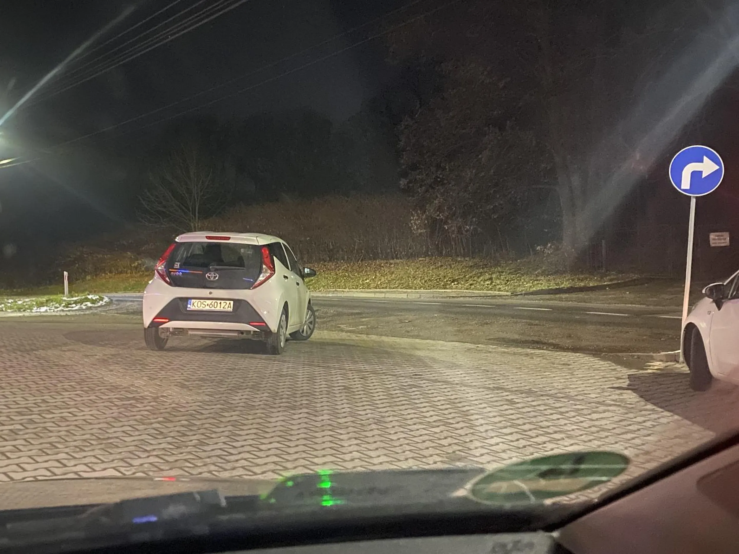 Prawo jazdy wygrane w chipsach polecam wykupić dodatkowe jazdy gdzie i jak powinno się parkować, auto zaparkowane na środku wyjazdu pod sklepem „delfin” w Polance Wielkiej