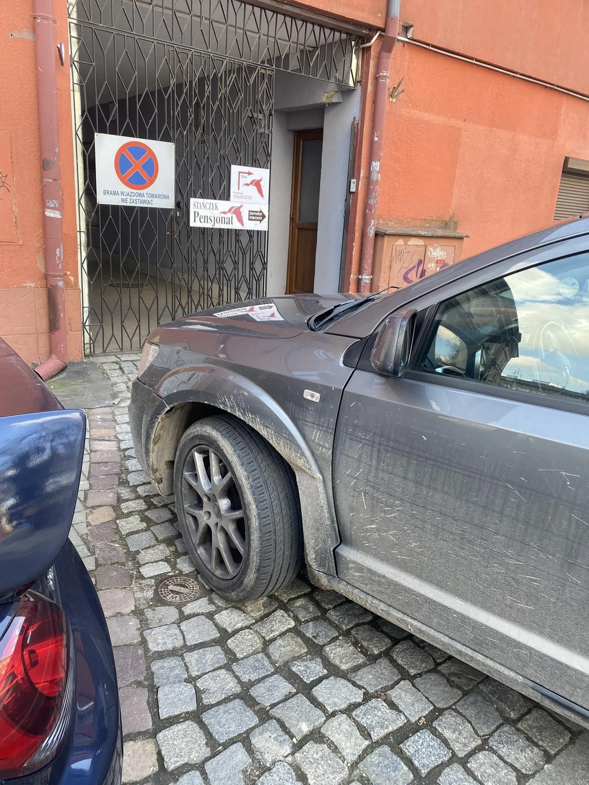 Chłop niedość że na zakazie stanął, w bramie to jeszcze zastawił 2 osoby. Należy się order kierowcy roku