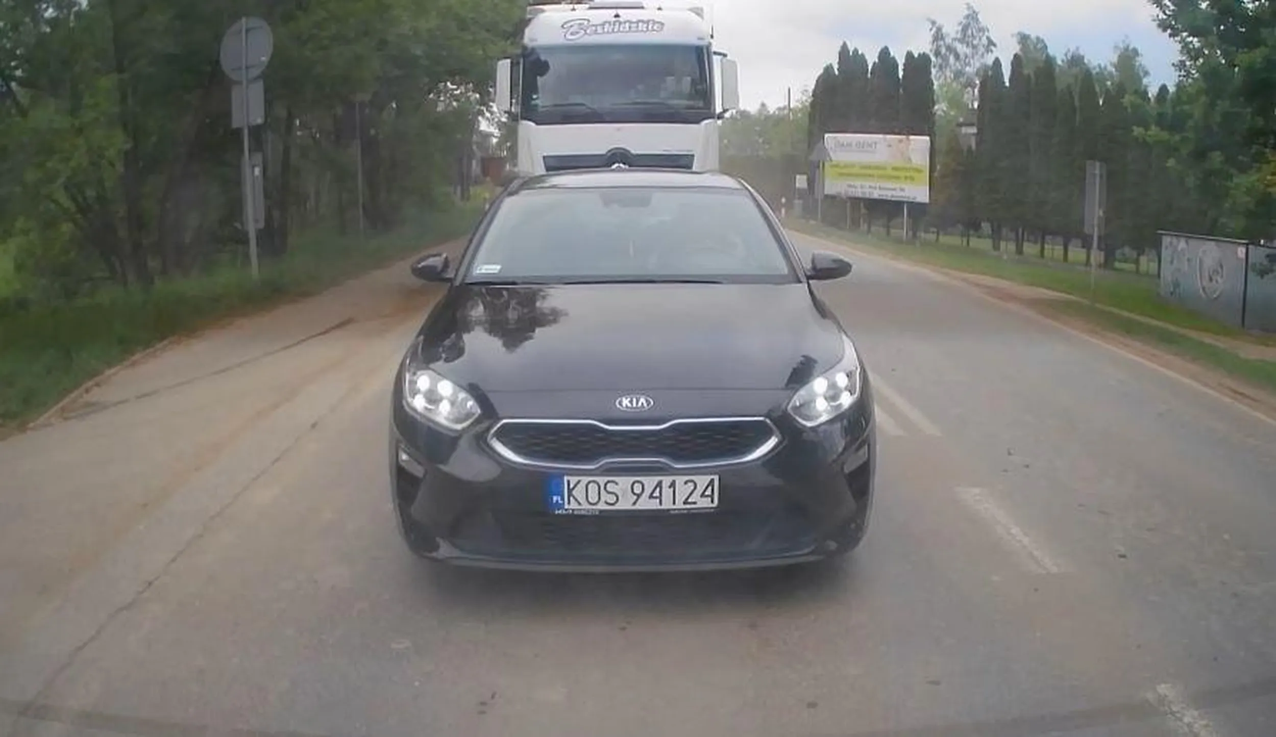 kolejny tylko rozmawiający przez telefon w czasie jazdy. to już plaga...