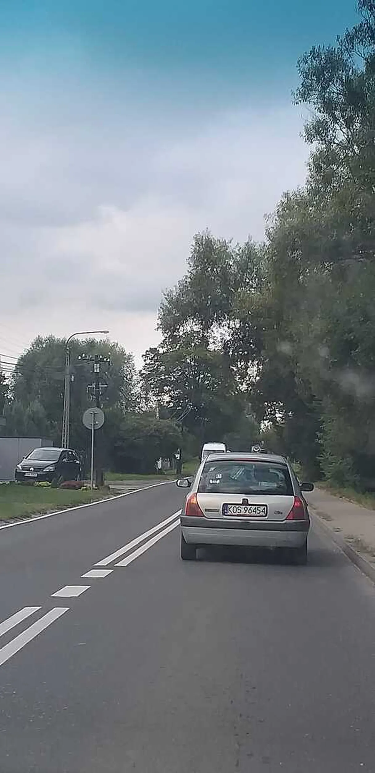 Niebezpieczne manewry - zajechanie drogi, brak zatrzymania się na znaku ?