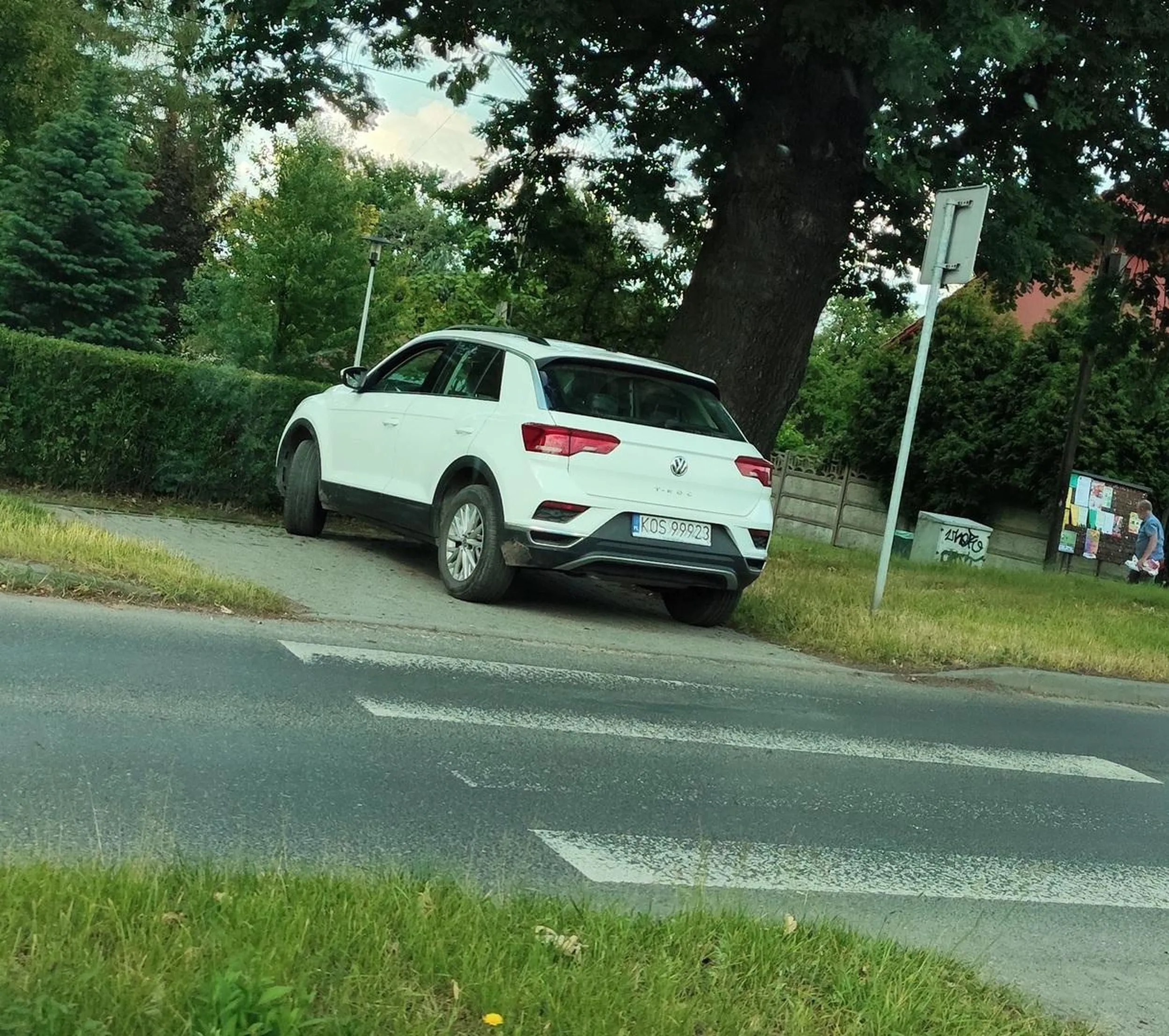 skandaliczne parkowanie  NA przejściu dla pieszych !!!!