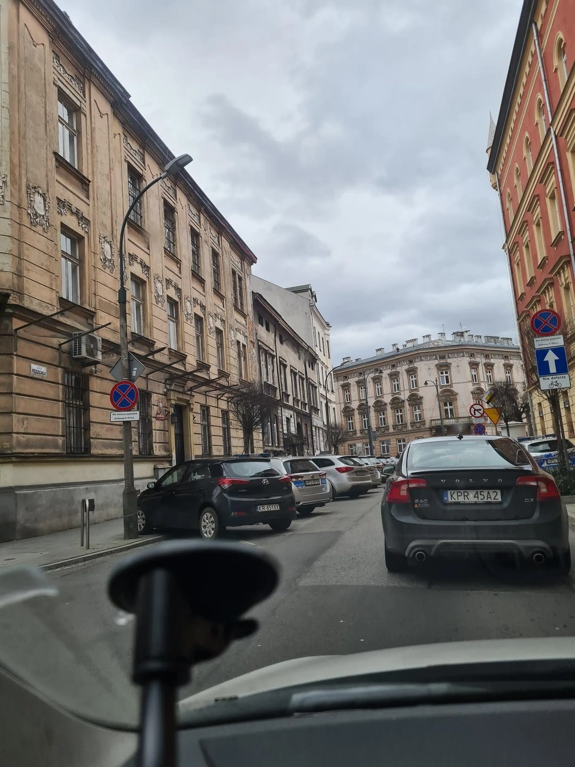 Kierowca spowalnia ruch. Jeździ niepewnie