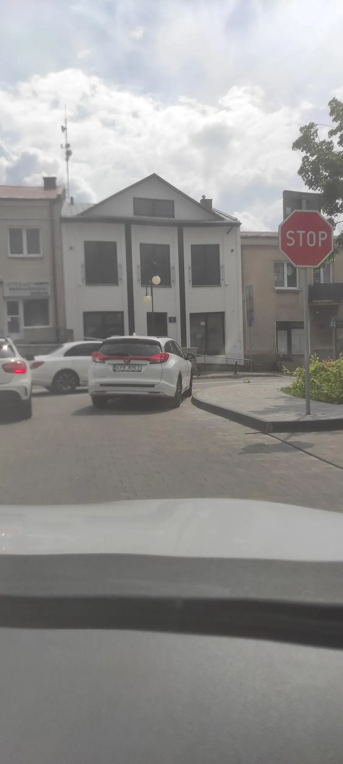 Nie ma to jak zaparkować na środku skrzyżowania...