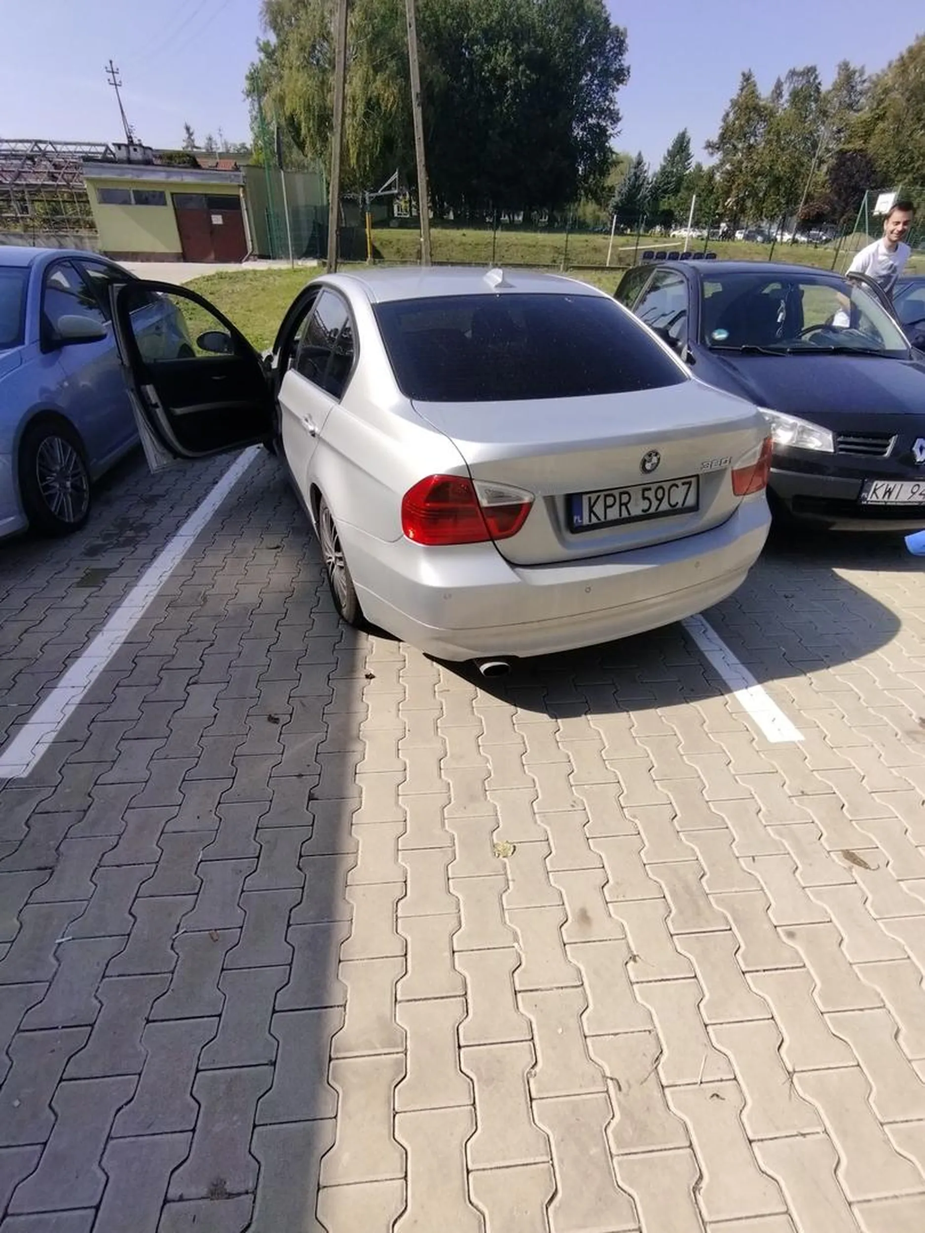 Nie polecam, stawia samochód nie na swoim miejscu na ponad tydzień (w prywatnym parkingu podziemnym)