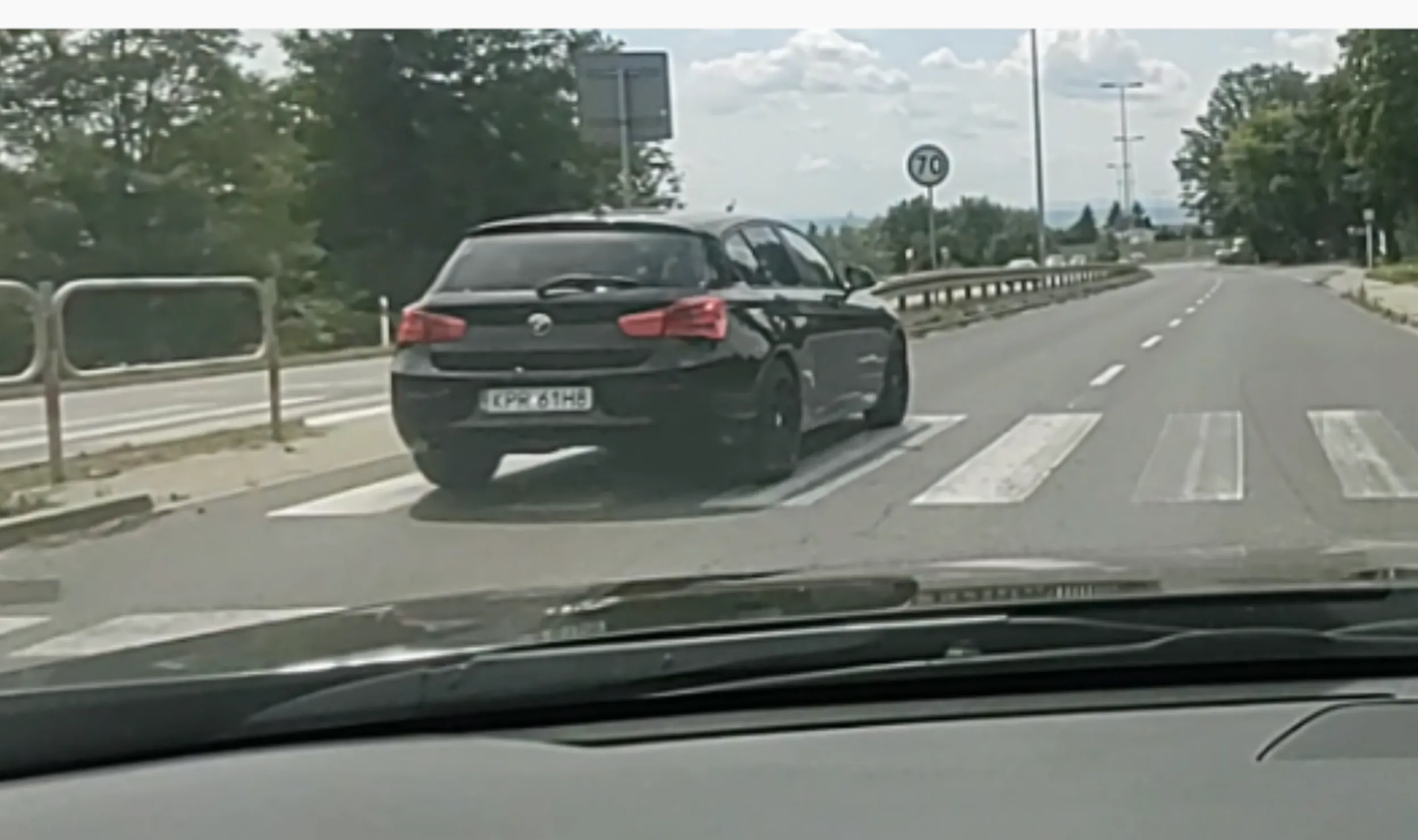 BMW wyprzedza przed przejściem i na przejściu dla pieszych nie stosuje się do ograniczeń prędkości no bo to jest BMW i z Proszowic