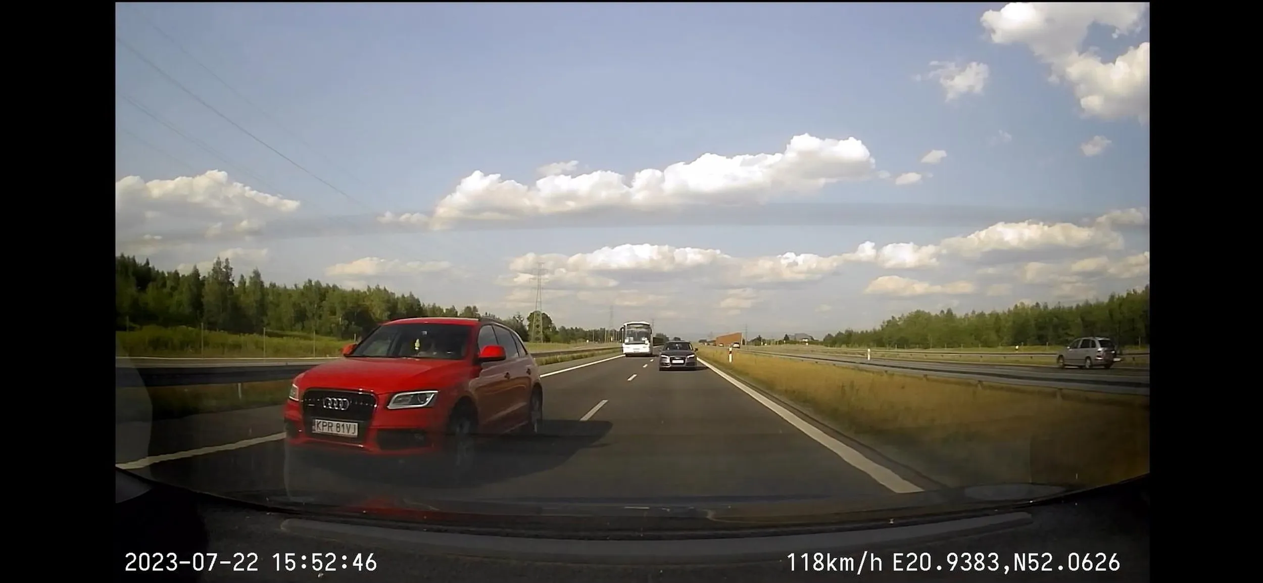 Cztery kółka na grilu piąte za kierownicą. Król który już 30m wcześniej wali długimi bo król w audi jedzie.