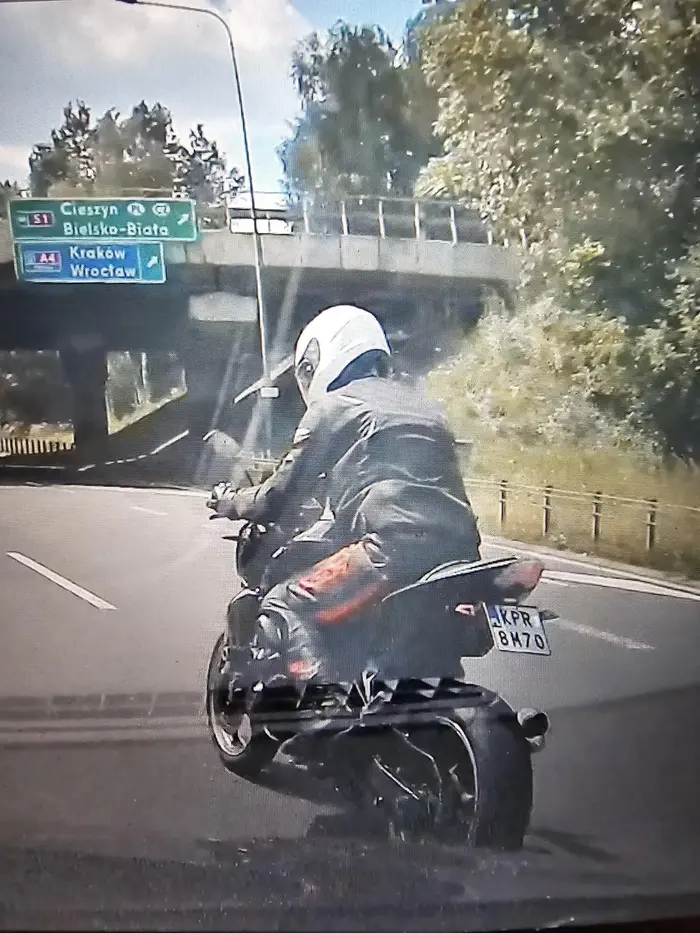 Kutas na motorku jedzie prawym pasem i wyjeżdża mi zaraz przed maskę przez co musiałem awaryjnie hamować narażając uczestników ruchu drogowego