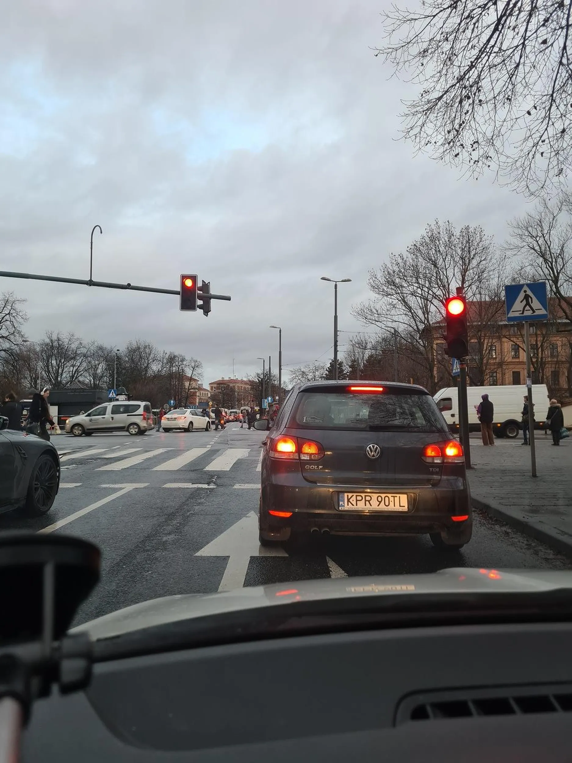 Kierowca jeździ buspasem bezprawnie