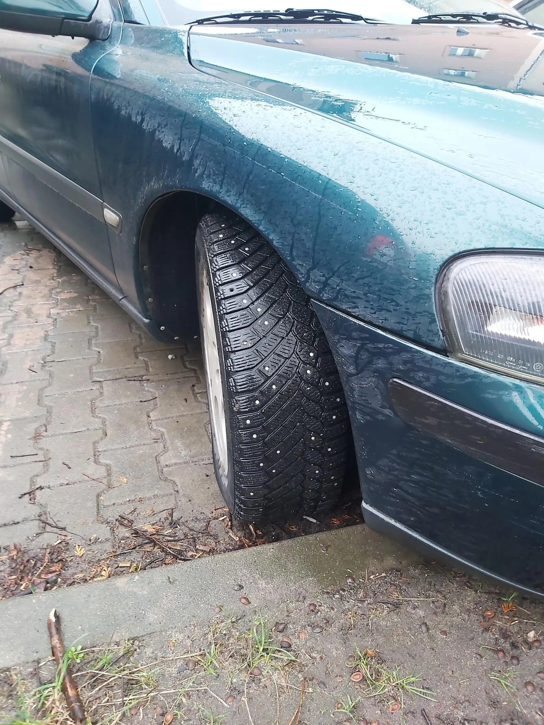 Wjeżdża pod prąd, ma opony z ćwiekami.