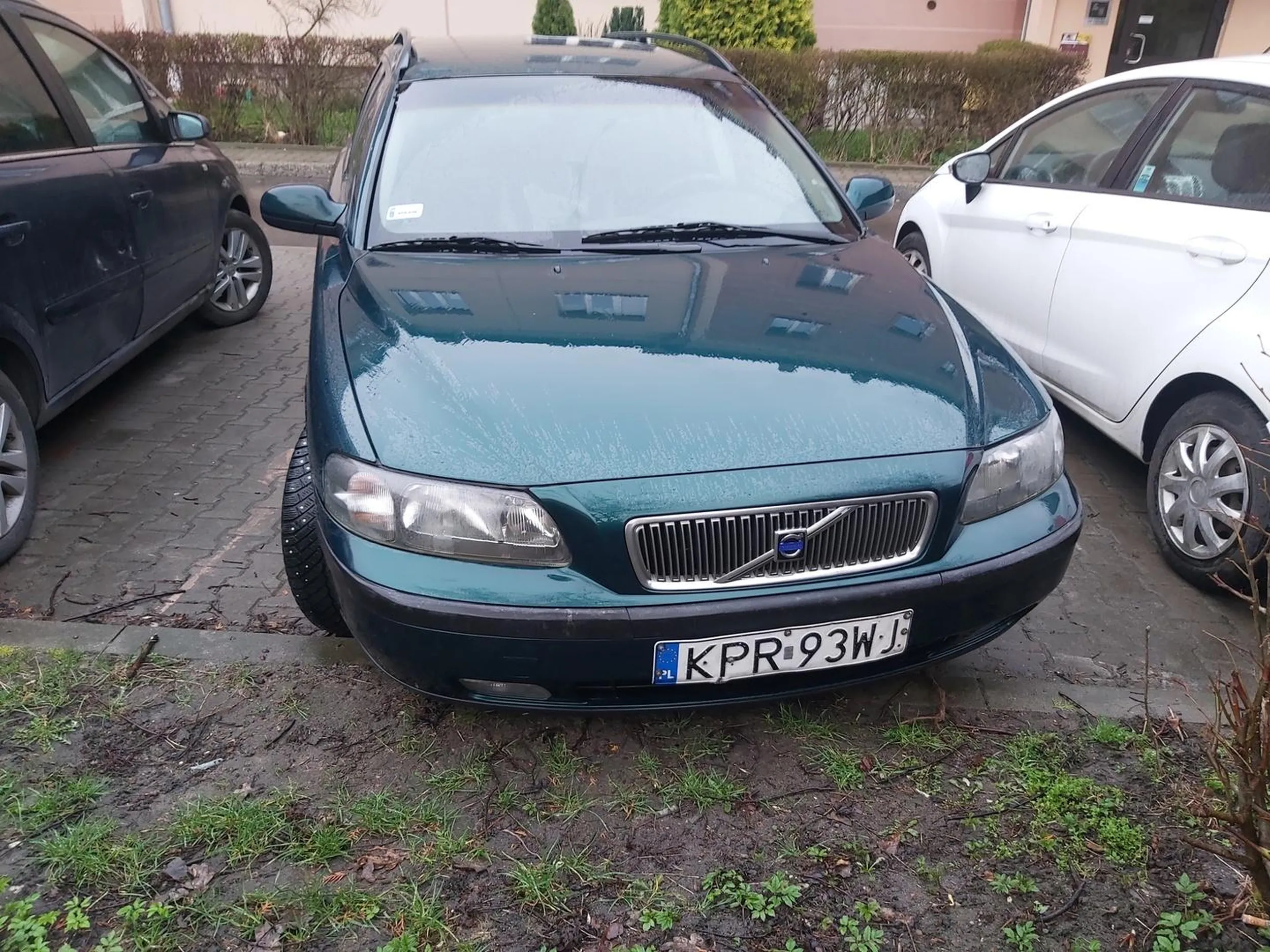 Wjeżdża pod prąd, ma opony z ćwiekami.