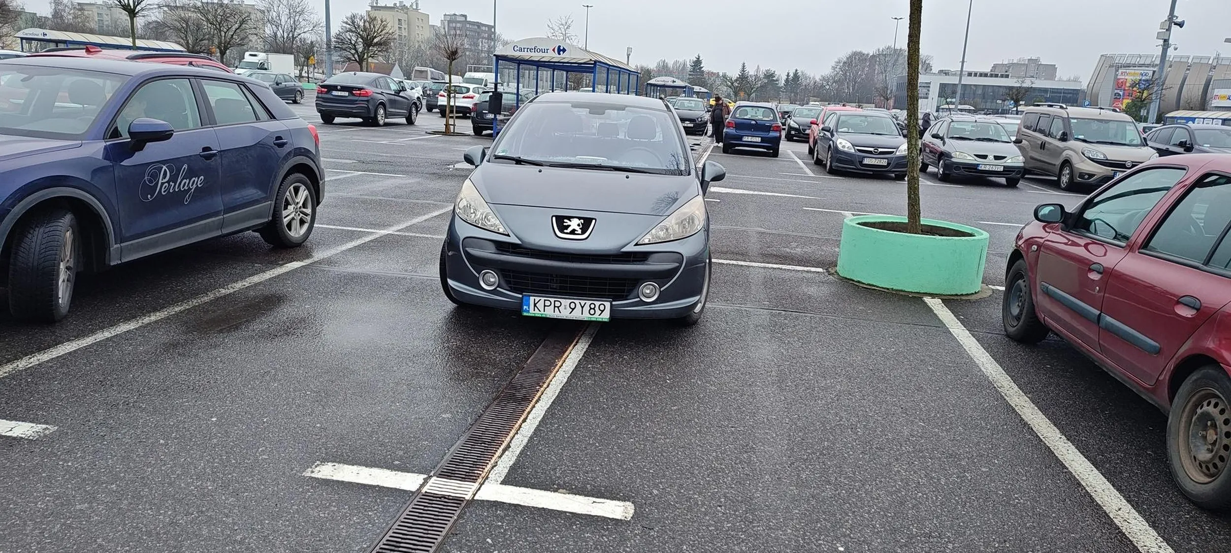 Duże zakupy na Czyżynach musiały być skoro az 4 miejsca trzeba było zająć.