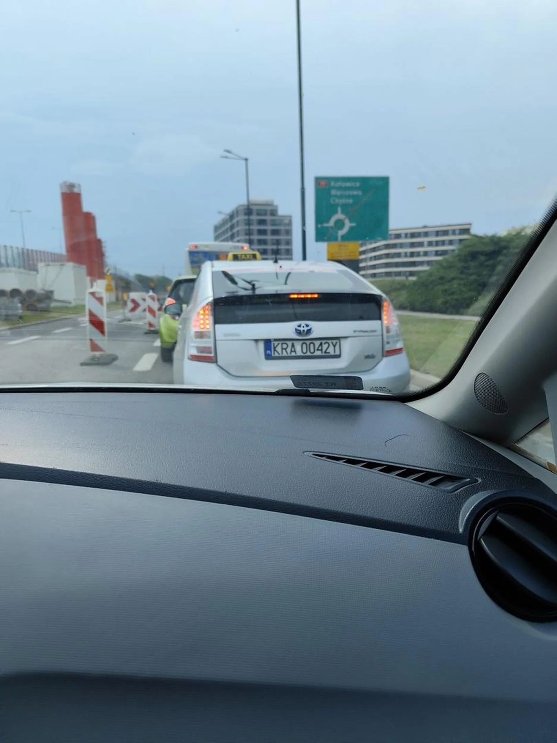 Totalny dupek widzi że jest korek na logikę powinno się jechać na zakładkę ale jakoś nie potrafi