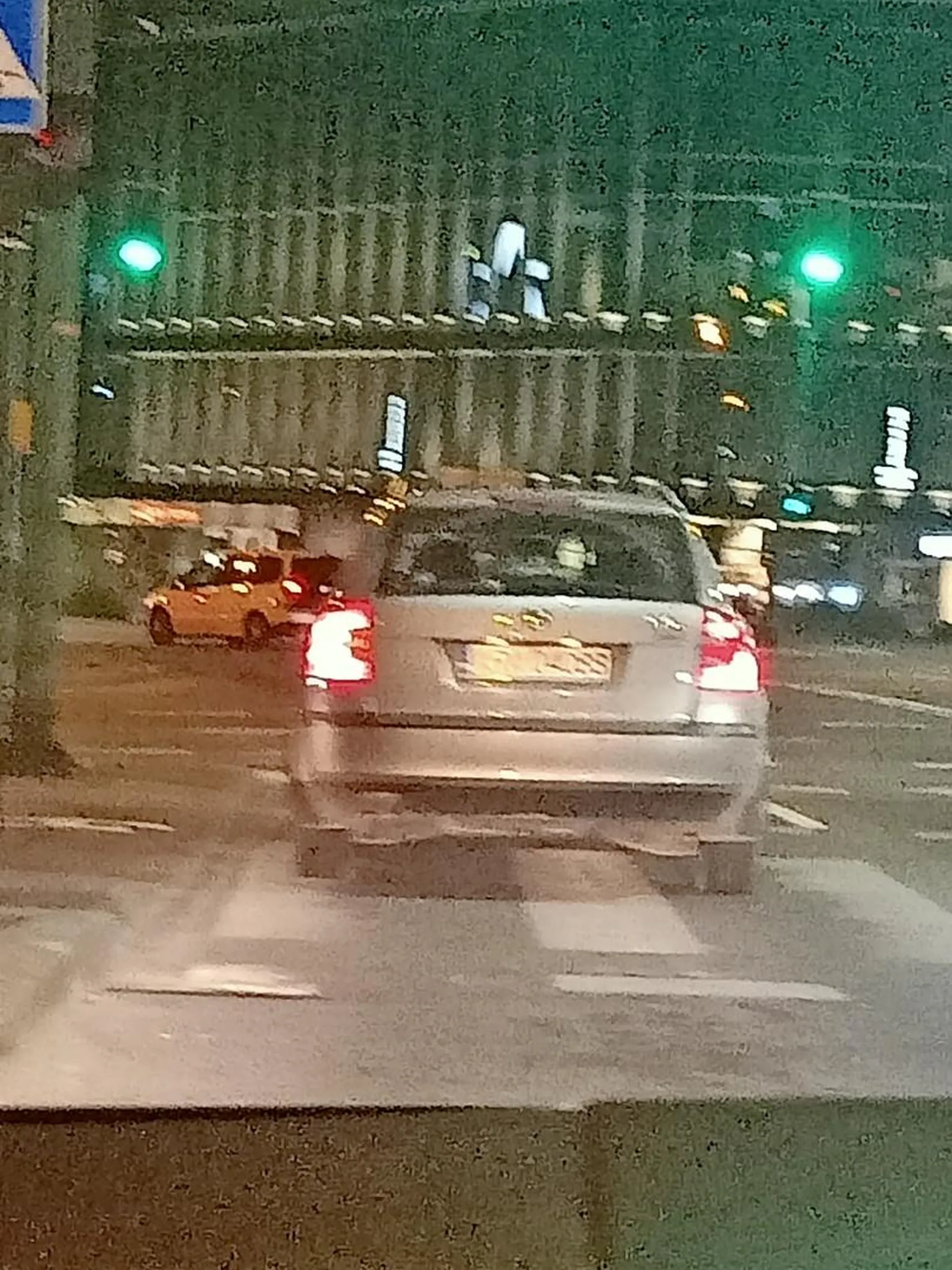 Entuzjasta przejezdzania na czerwonym Krk 15/08/24 zakopianska 23:55