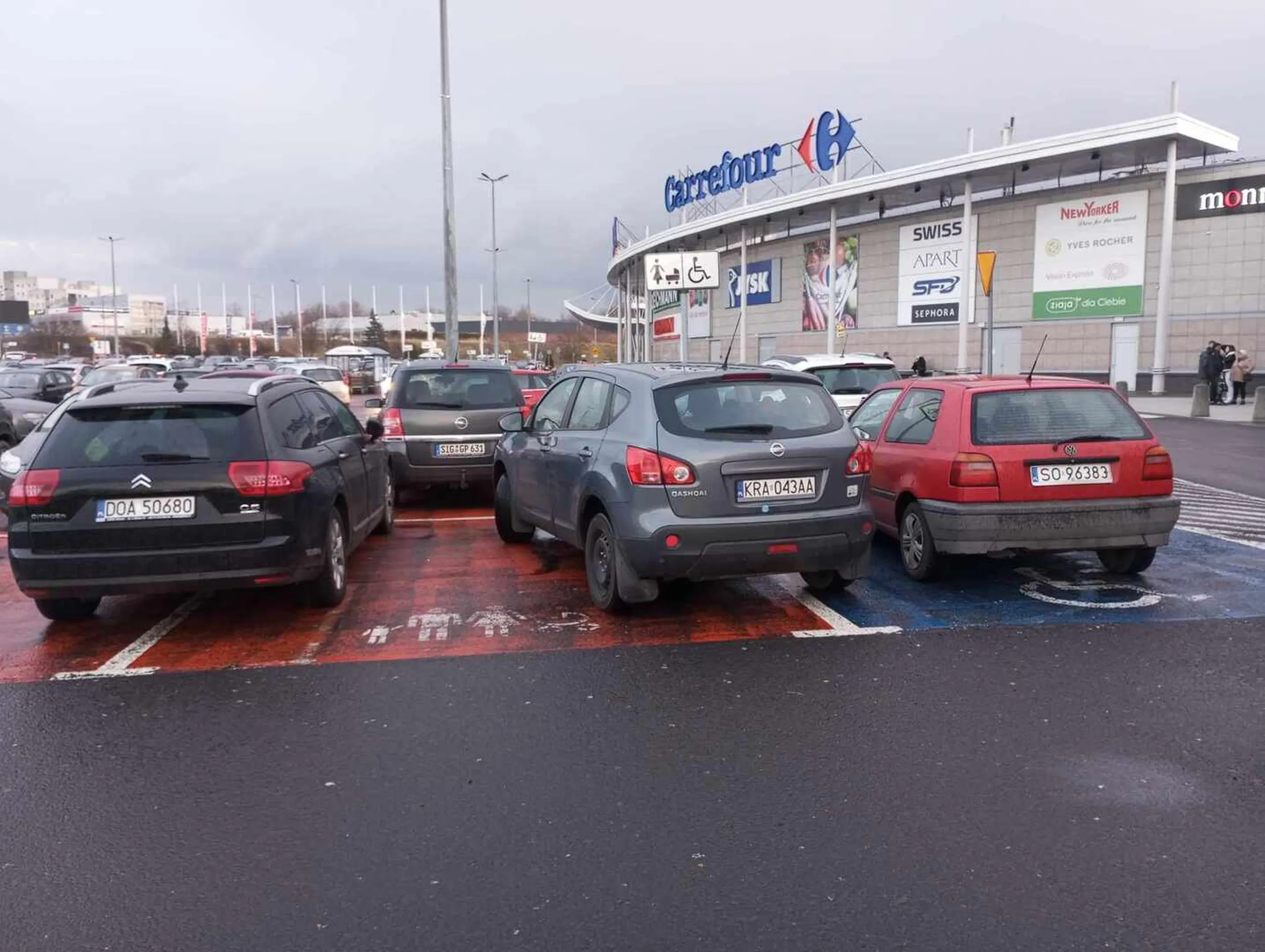 To trzeba mieć talent, żeby zaparkować tak jak na zdjęciu. Może pora pomyśleć o jeździe komunikacją?