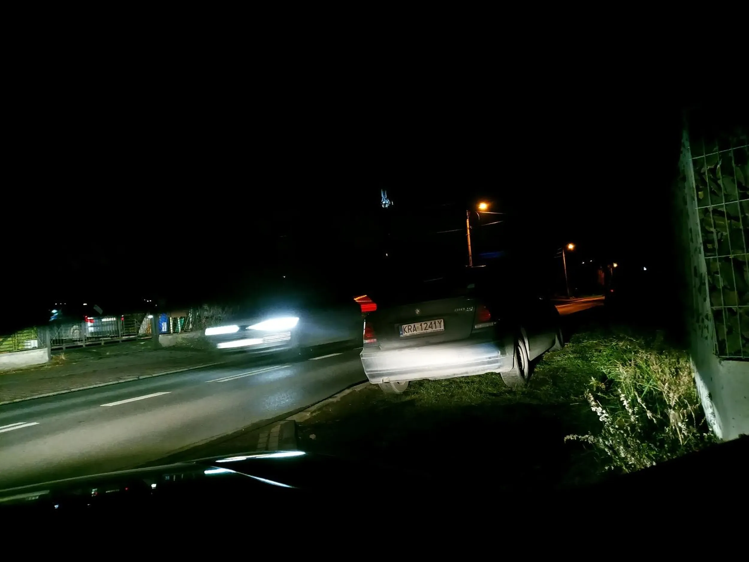 Pani kobieto szczupła proszę nie zostawiać tamtego auta bo to jest wyjazd z drogi osiedlowej i zasłania pani widoczność tam nie tylko samochody ale i dzieci wychodzą i ludzie z dziećmi żeby to już się nigdy nie powtórzyło . Bo ciężko przejść na drugą stronę jeżeli pani samochód zasłania dorosły jeszcze sobie poradzi ale co ma zrobić dziecko tępa babo ciężko  ci stanąć 5 m  dalej? mało masz miejsca czy wyobraźnię ci brakuje.