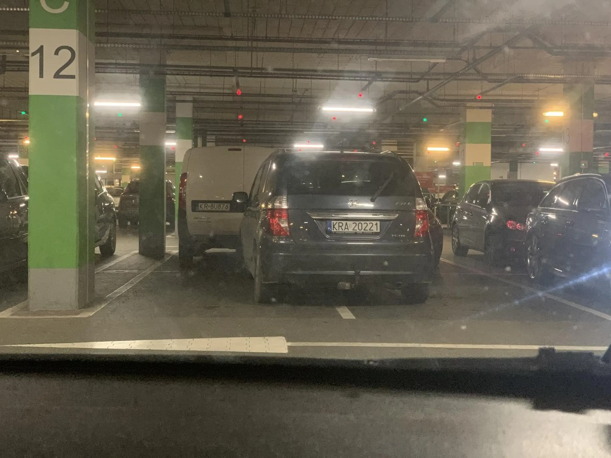 Godziny szczytu parking pełny - trzeba było stanąć na trzech miejscach odrazu.